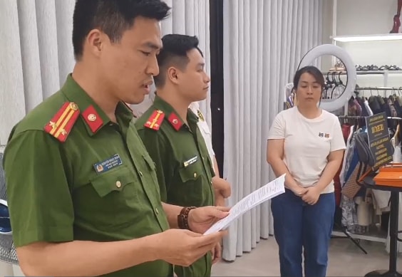 Tiền Phong Cơ quan điều tra làm việc với Nguyễn Thị Thu Hường. Ảnh CACC 1