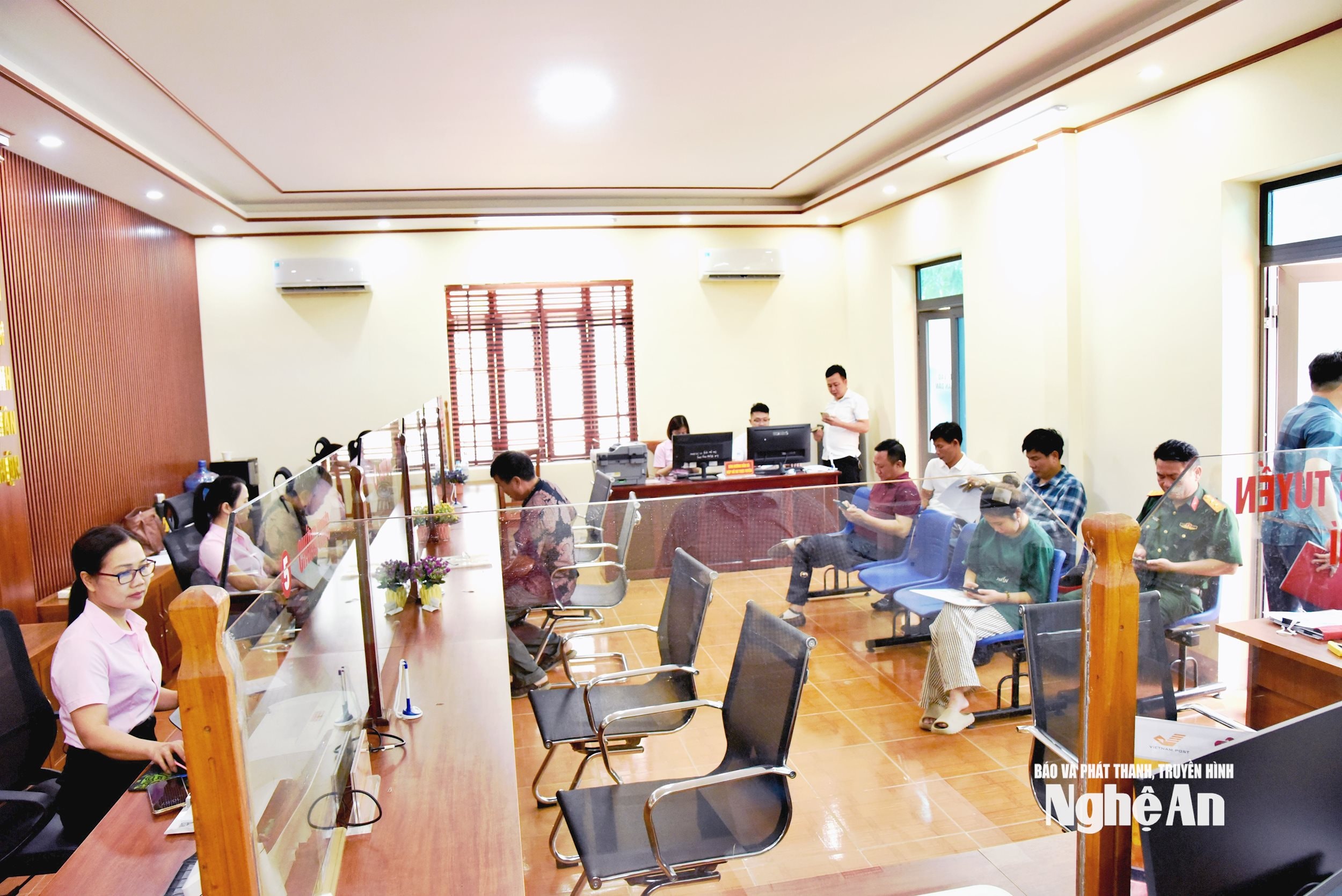 6793 Hoạt động tại Trung tâm HCC phường Vinh Hưng