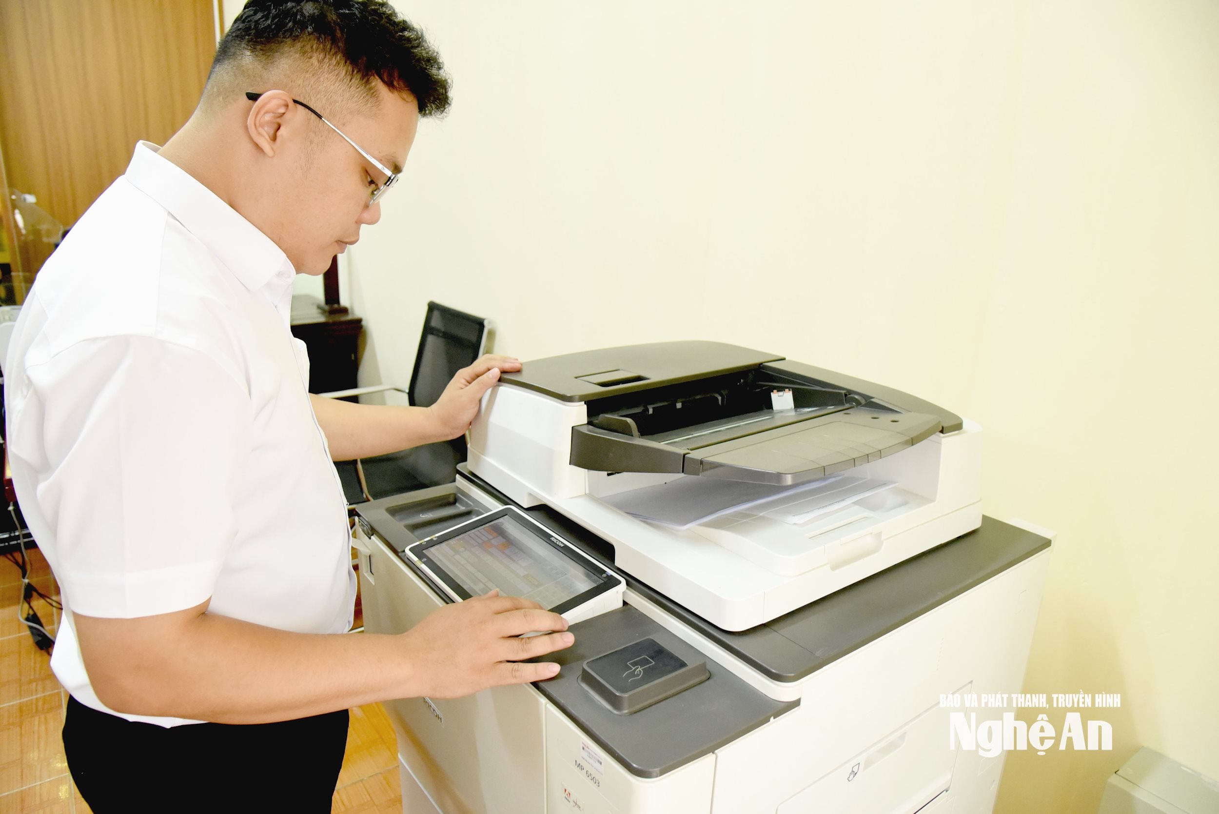 6806Phường Vinh Hưng trang bị thêm máy photocopy phục vụ công tác
