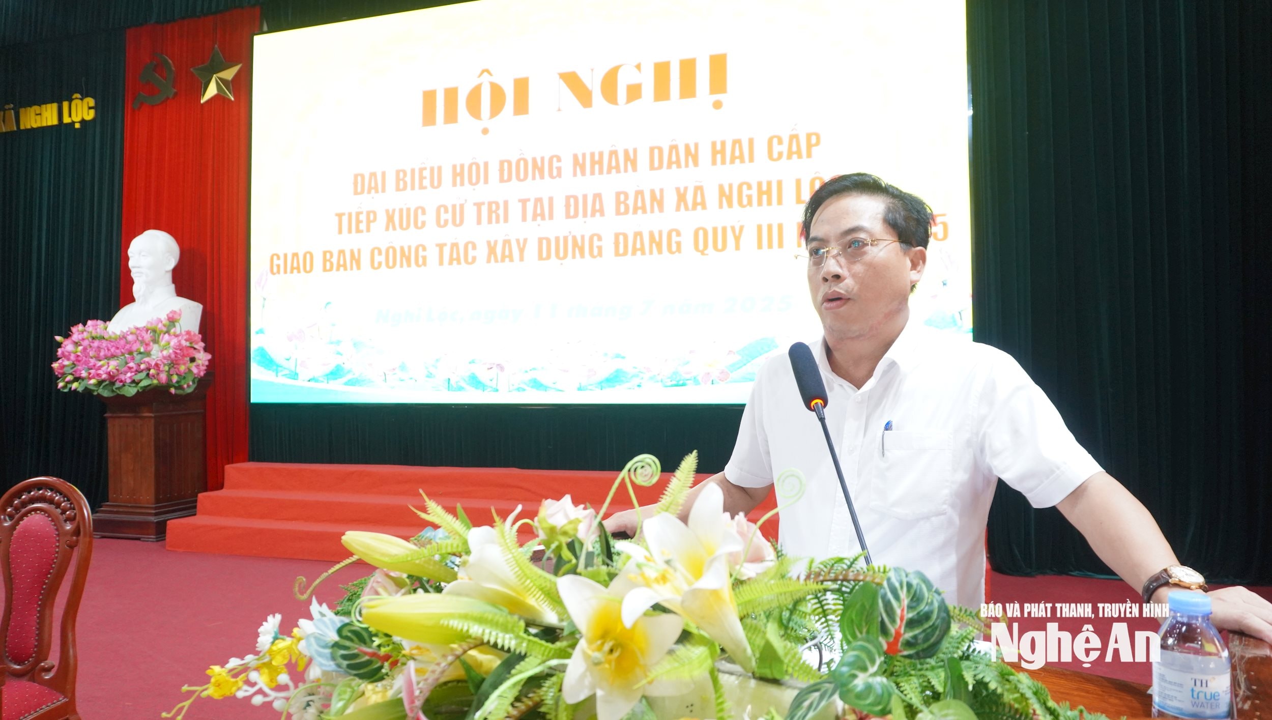 Ông Nguyễn Thanh Tùng - Bí thư Đảng ủy, Chủ tịch HĐND xã Nghi Lộc phát biểu tại buổi tiếp xúc. Ảnh: Phan Trung Tú