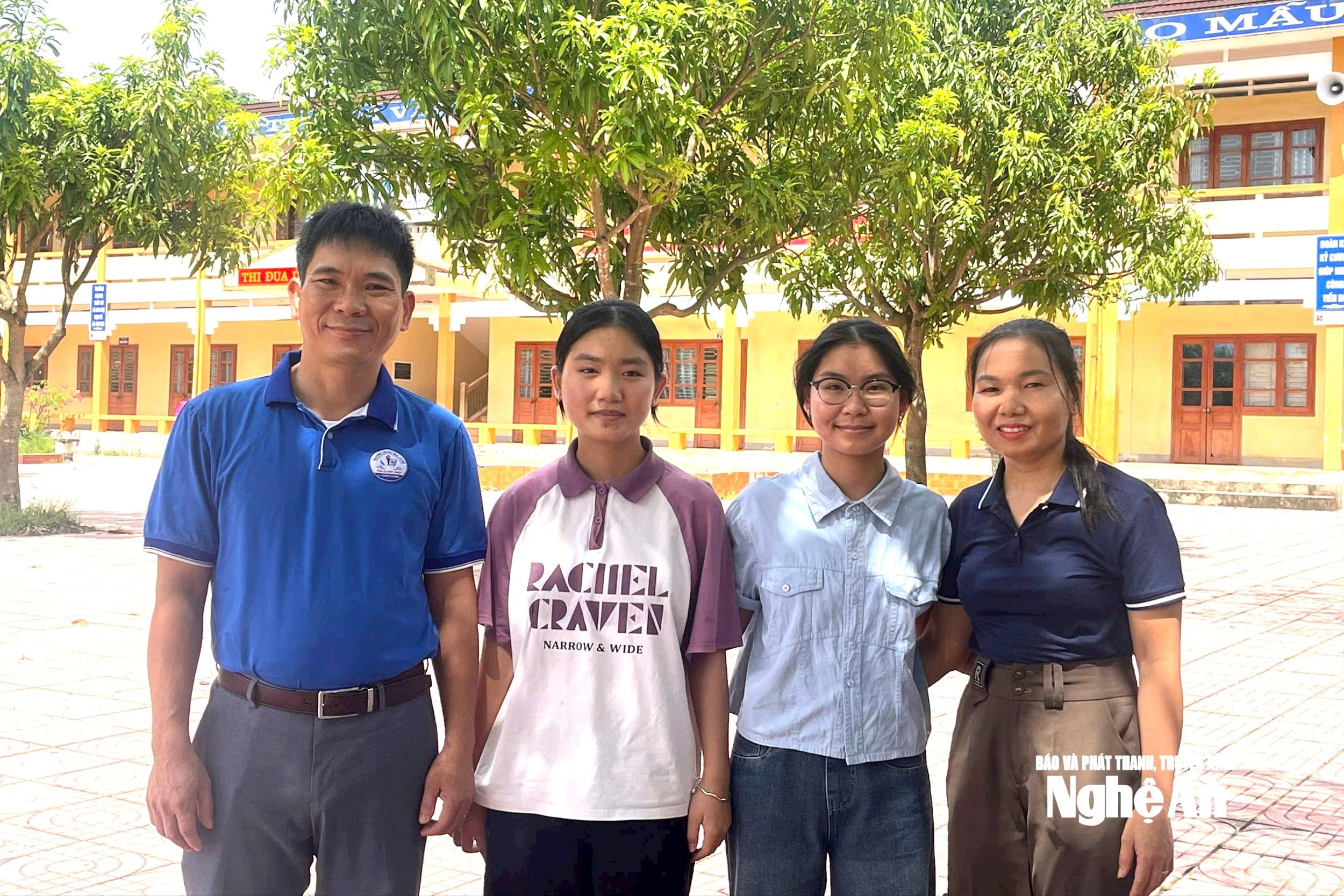 bna_hoc-sinh-thuong-huyen-va-thuong-hao-chup-anh-cung-thay-giao-chu-nhiem-lop-9a.-anh-my-ha.jpg