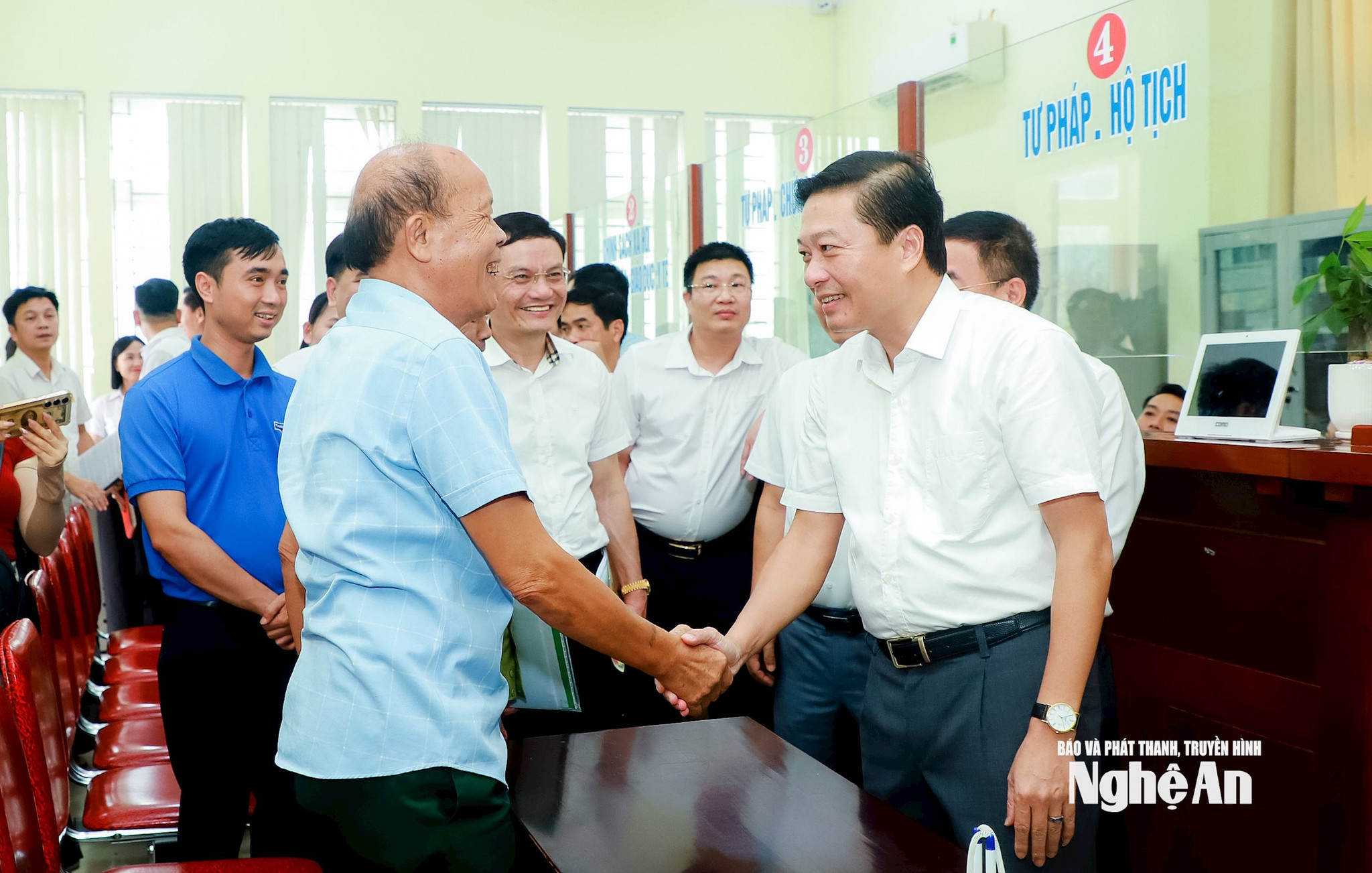 Chủ tịch UBND tỉnh Nghệ An Lê Hồng Vinh kiểm tra vận hành, giải quyết thủ tục hành chính tại các xã Kim Liên, Vạn An