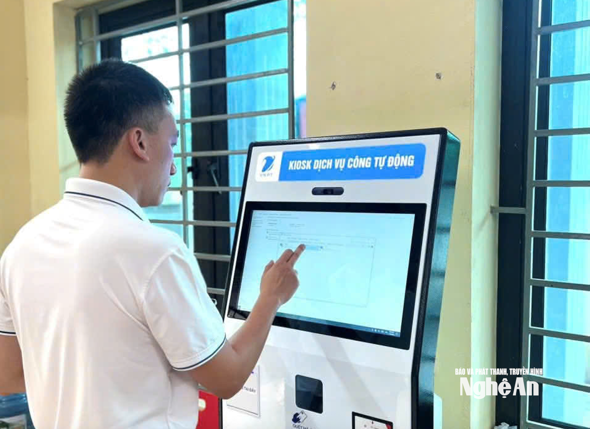 Lắp máy dịch vụ công tự đọng tại xã Anh Sơn