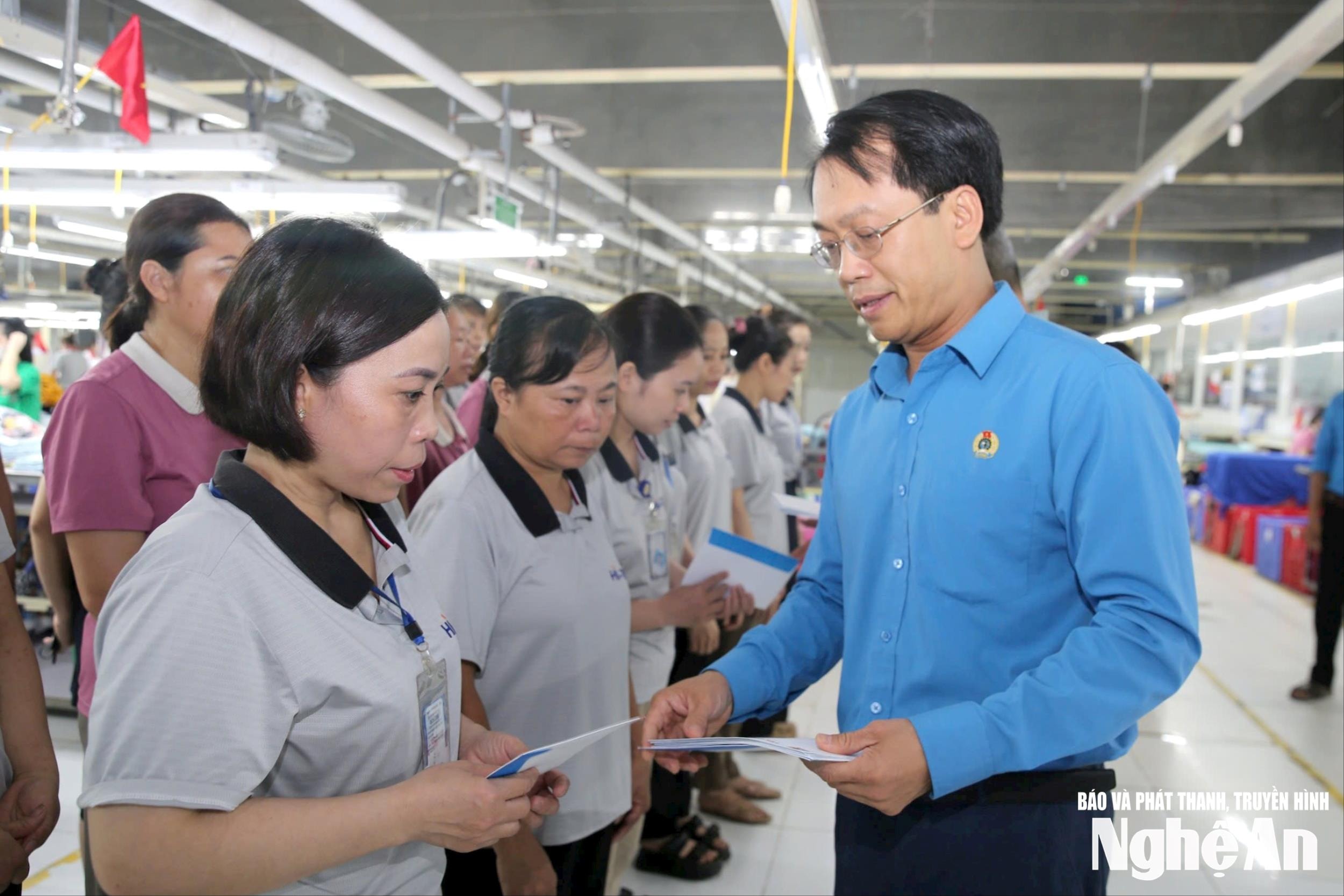 Tặng quà, thăm hỏi đoàn viên, người lao động trong Tháng Công nhân 2025. Ảnh tư liệu: Diệp Thanh