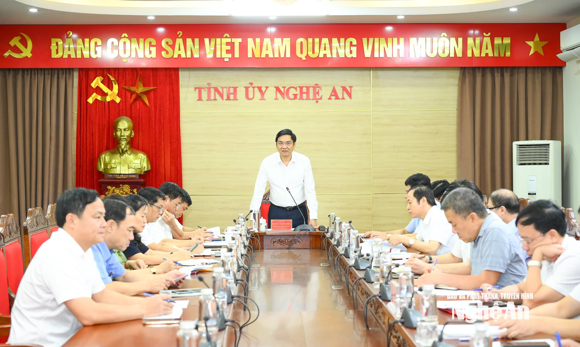 Đồng chí Hoàng Nghĩa Hiếu làm việc với các cơ quan chuyên trách tham mưu, giúp việc Tỉnh uỷ Nghệ An