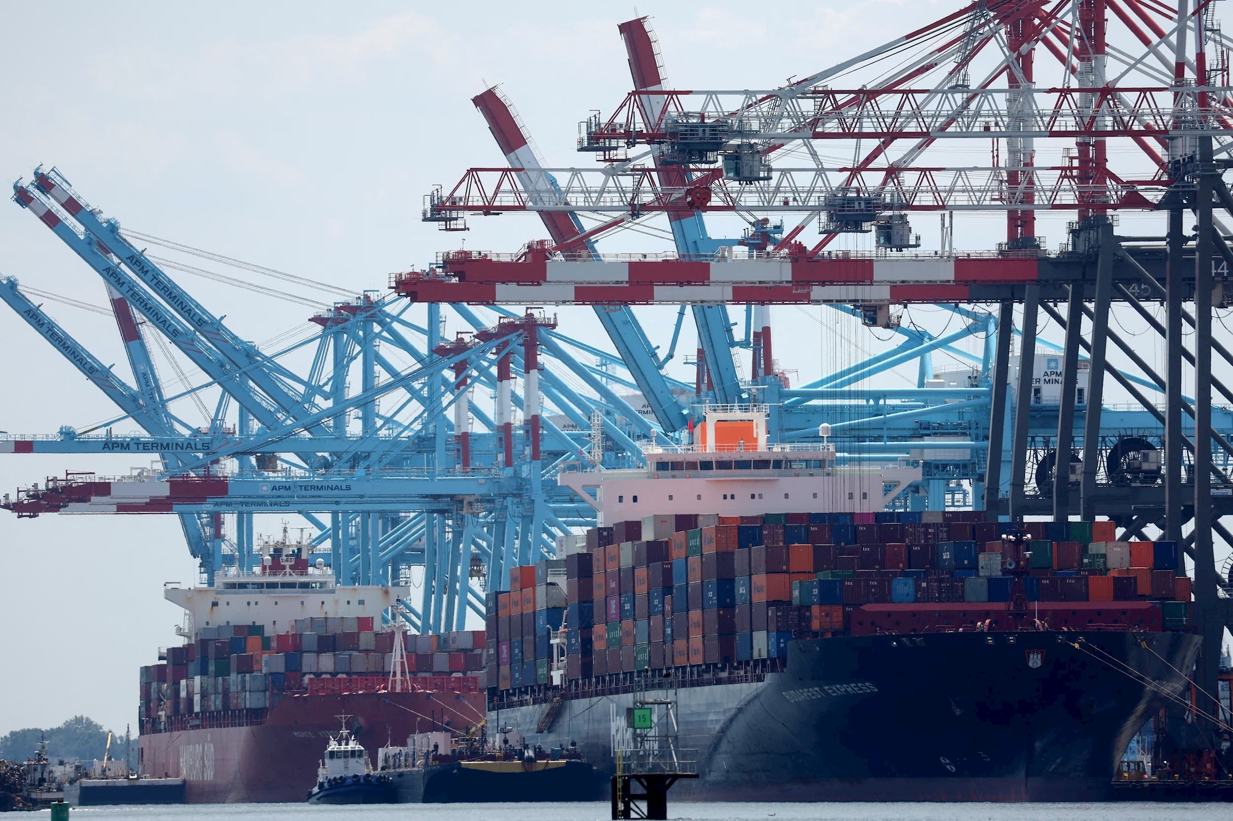 Các tàu chở hàng neo đậu được chất đầy container vận chuyển tại Cảng Elizabeth, New Jersey, Hoa Kỳ Ảnh Reuters