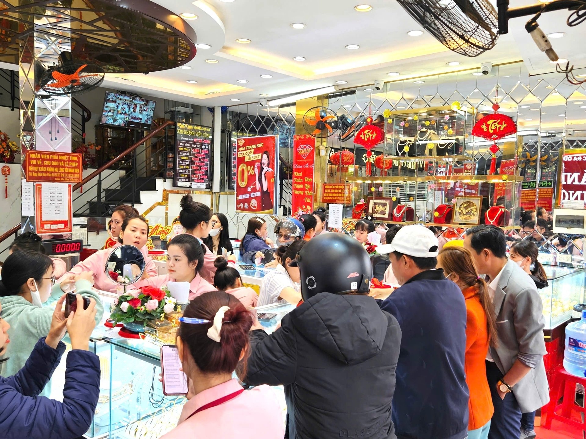 Gold price today 7/12: Gold price regains 121 million VND mark