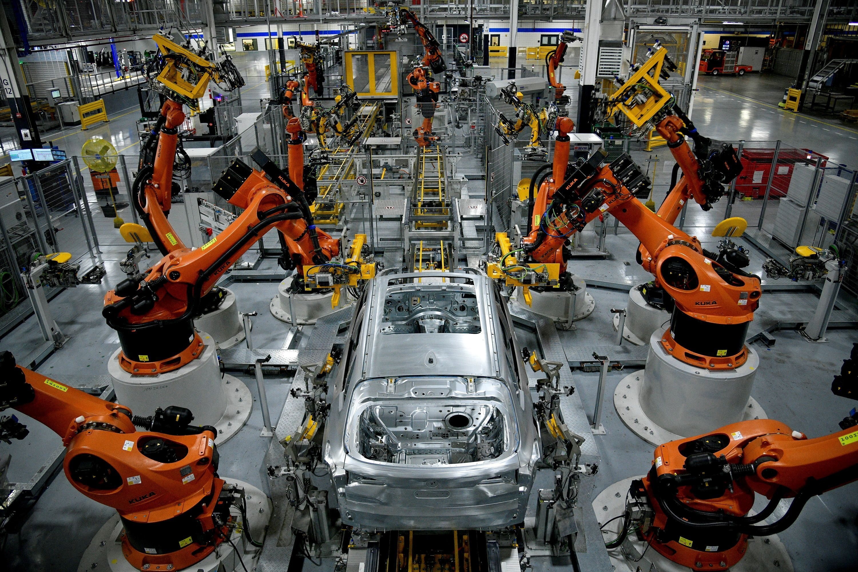 Robot tự động lắp ráp một chiếc SUV X-Model tại cơ sở sản xuất của BMW ở Greer, Nam Carolina Ảnh Reuters