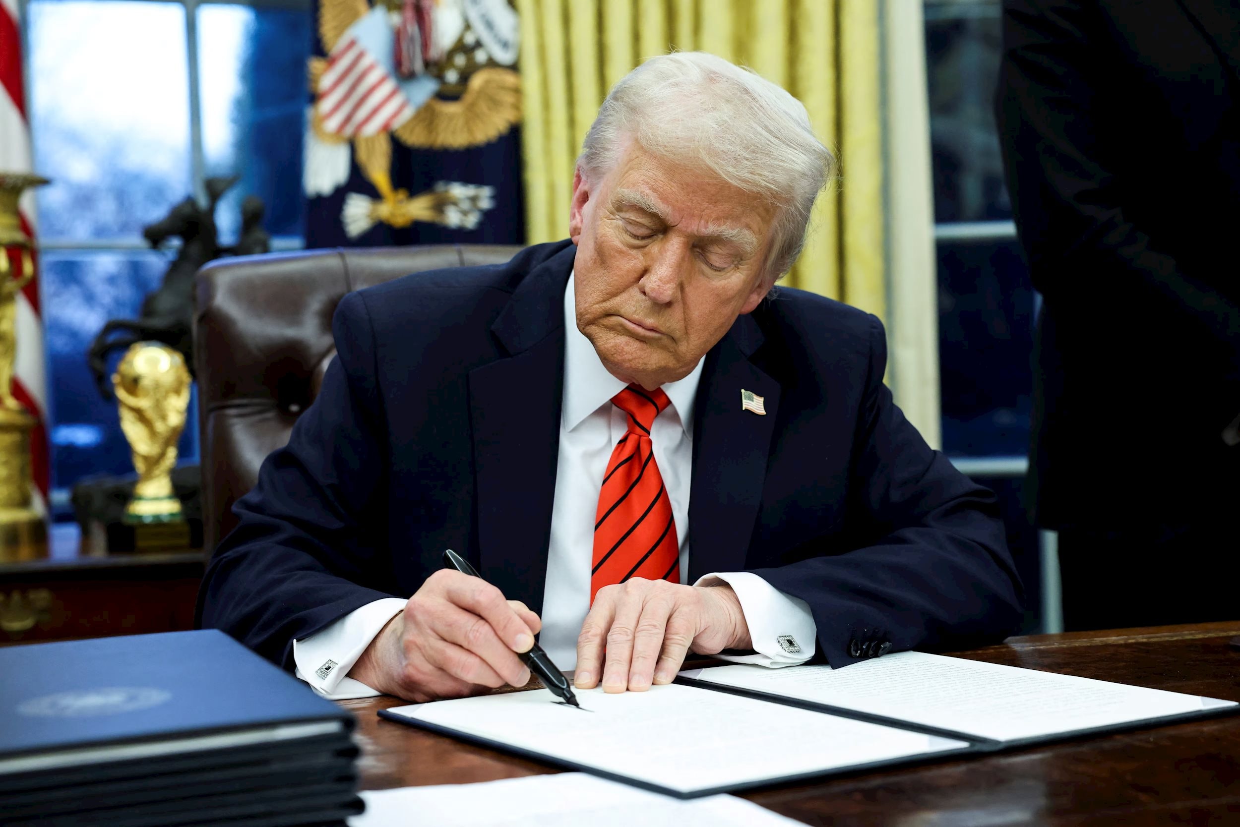 Tổng thống Hoa Kỳ Donald Trump ký một sắc lệnh hành pháp tại Phòng Bầu dục của Nhà Trắng ở Washington Ảnh Reuters