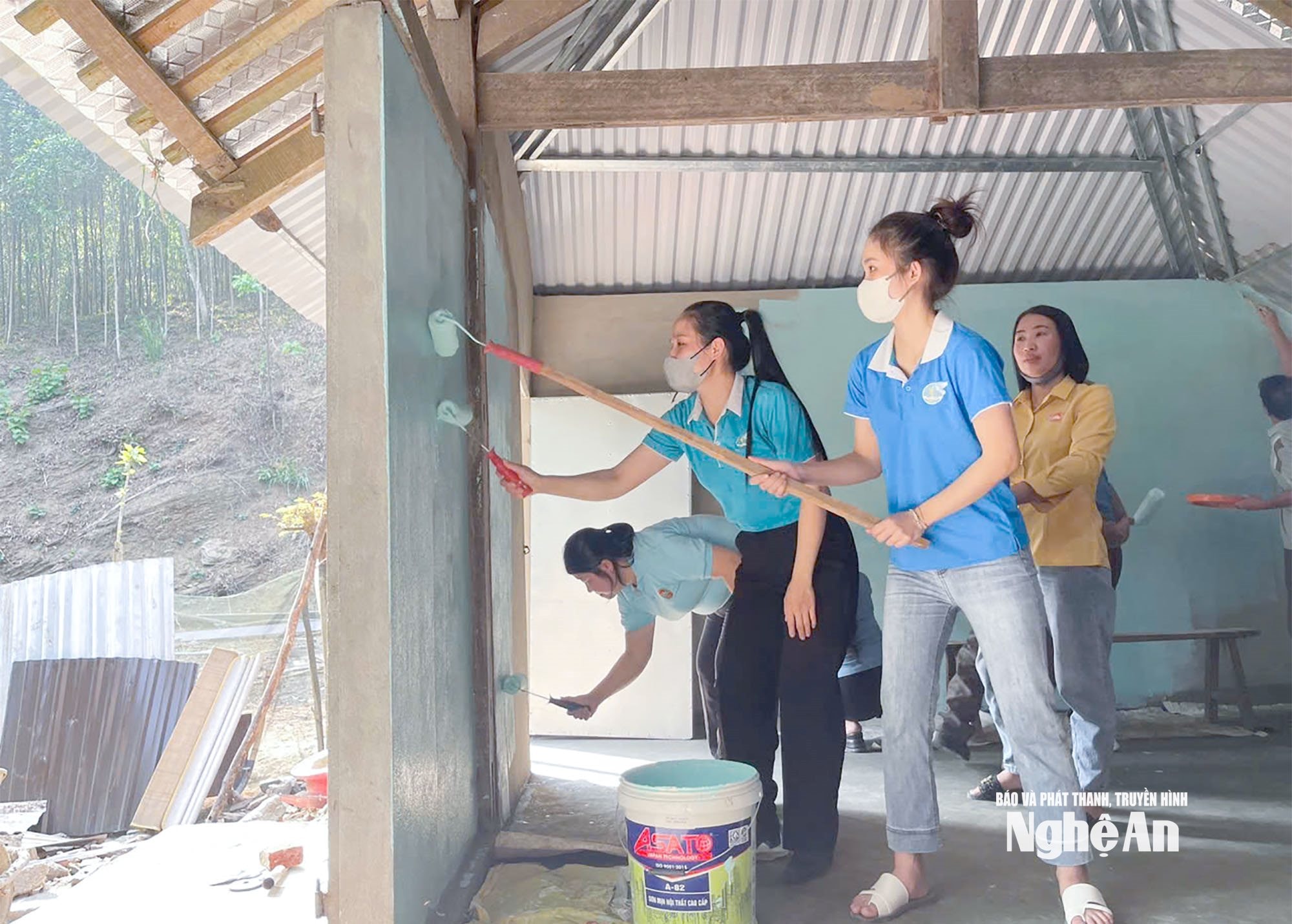  Cán bộ, hội viên phụ nữ xã Châu Hồng hỗ trợ hội viên, phụ nữ khó khăn làm nhà ở