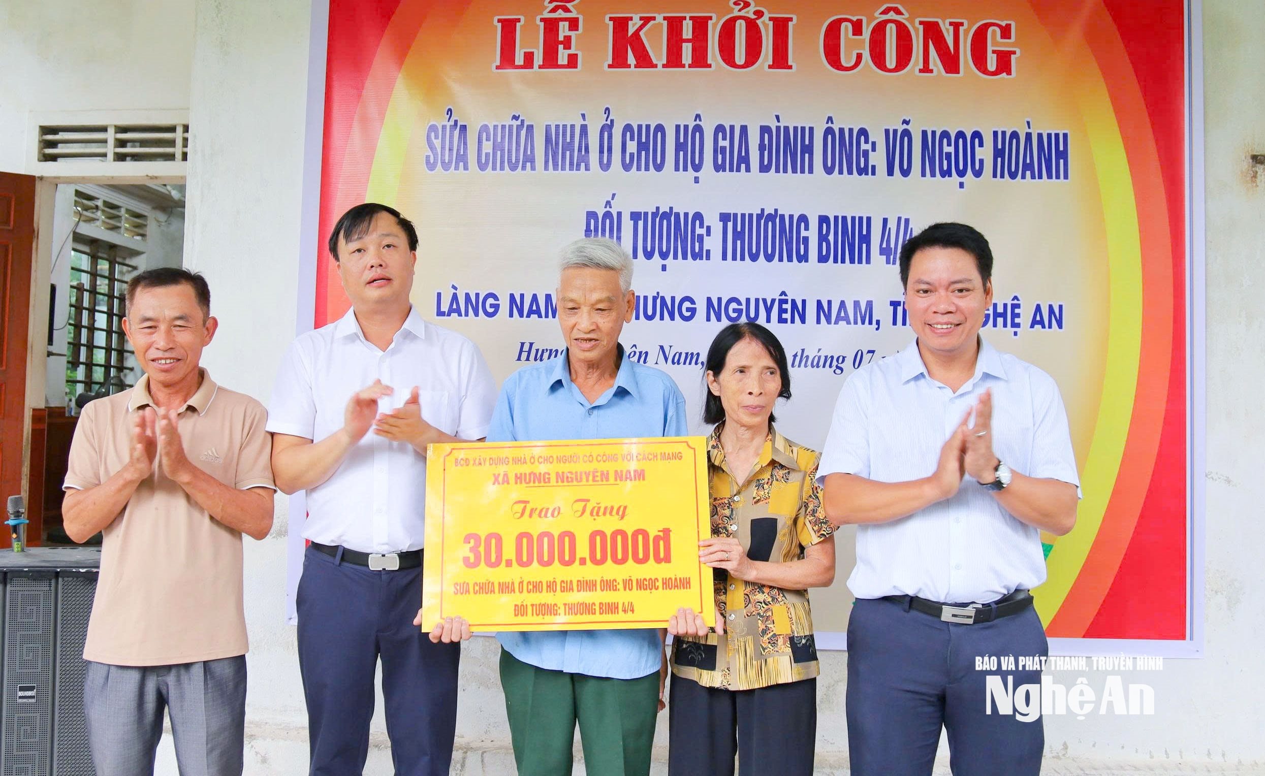  Lãnh đạo xã Hưng Nguyên Nam trao hỗ trợ sửa chữa nhà ở cho người dân