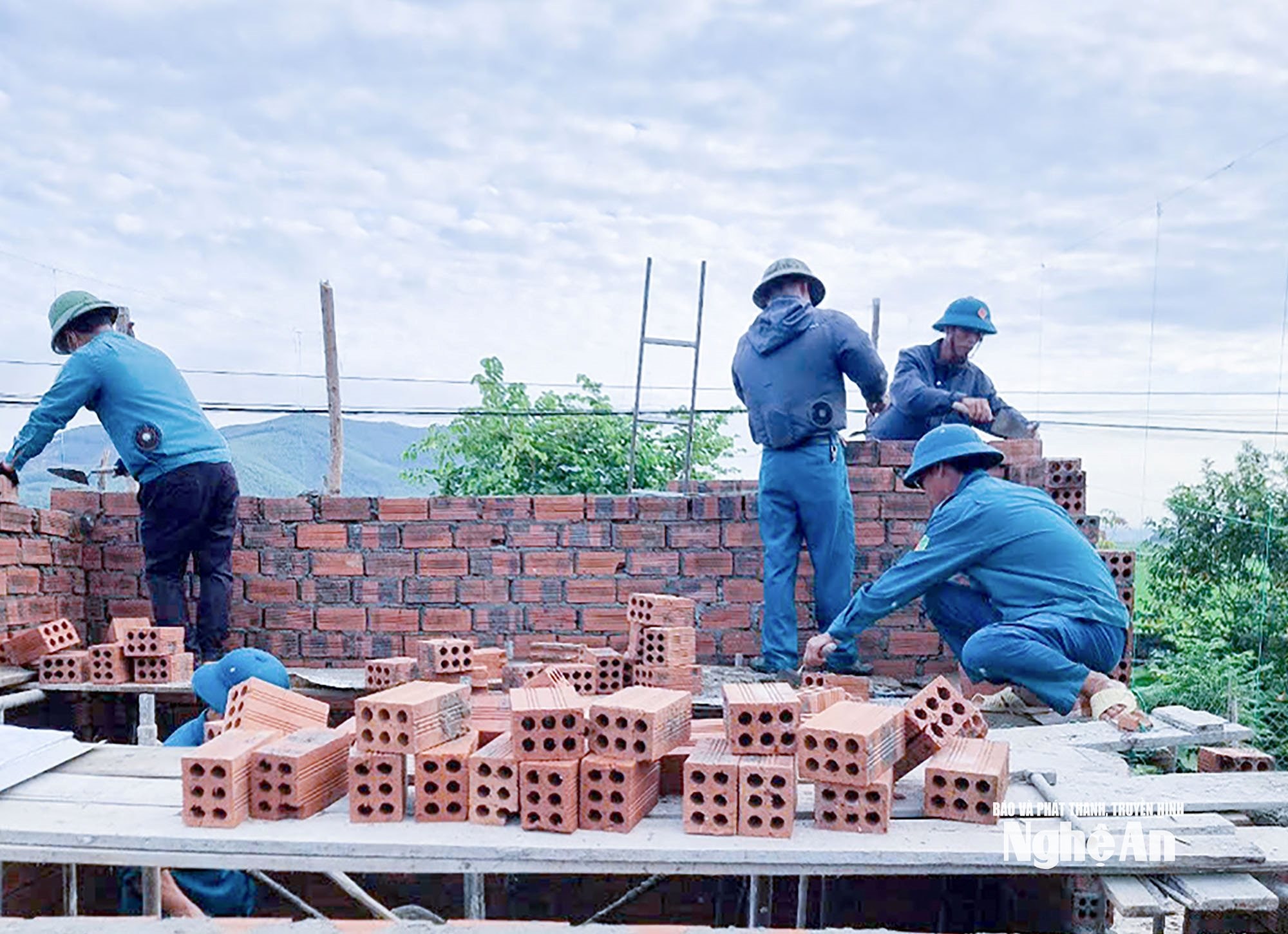 Xã Quang Đồng huy động các lực lượng hỗ trợ người dân làm nhà