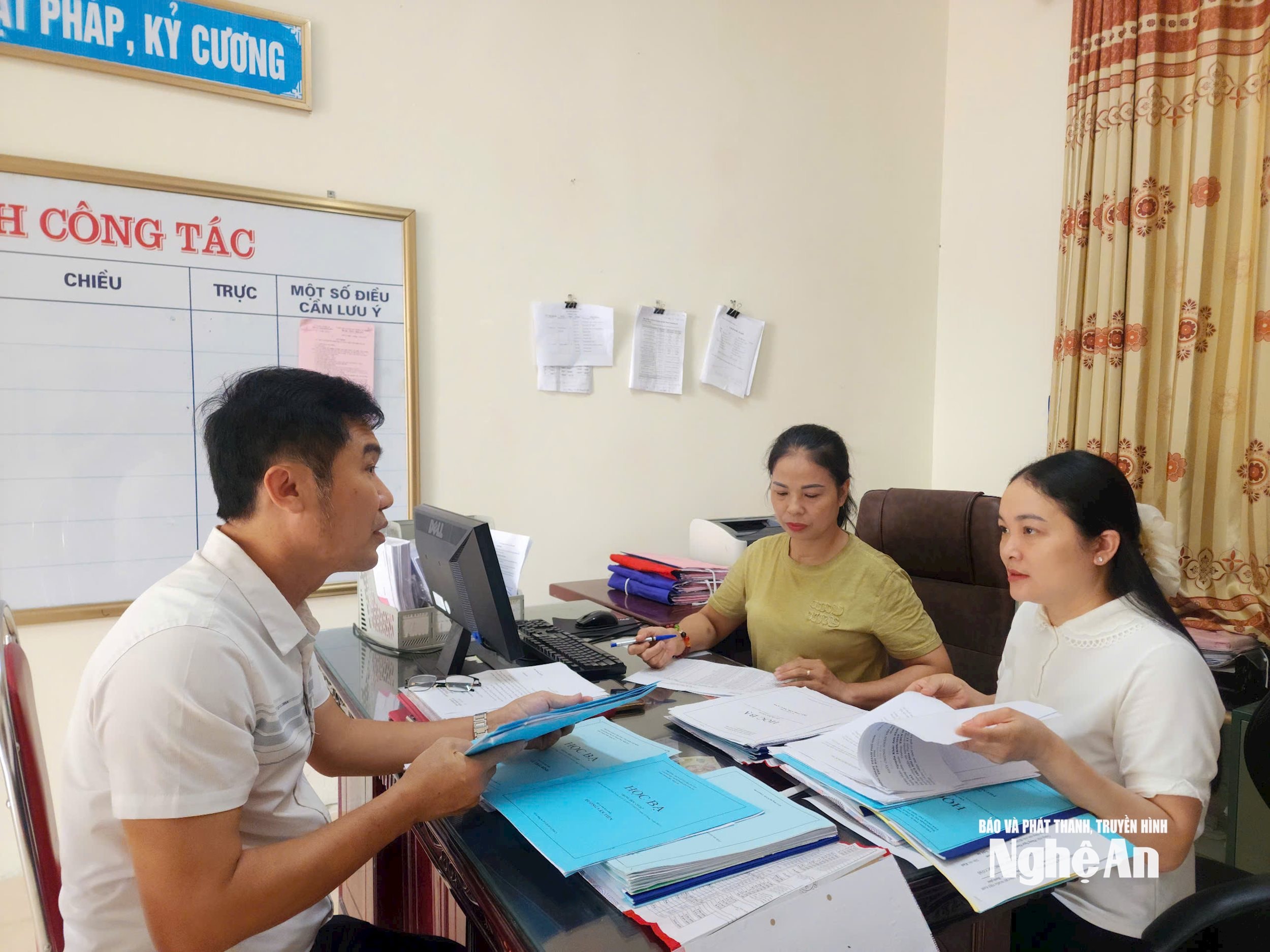 Ban tuyển sinh của Trung tâm GDTX số 2 đang rà soát lại hồ sơ học sinh đăng ký vào lớp 10. Ảnh - Mỹ Hà
