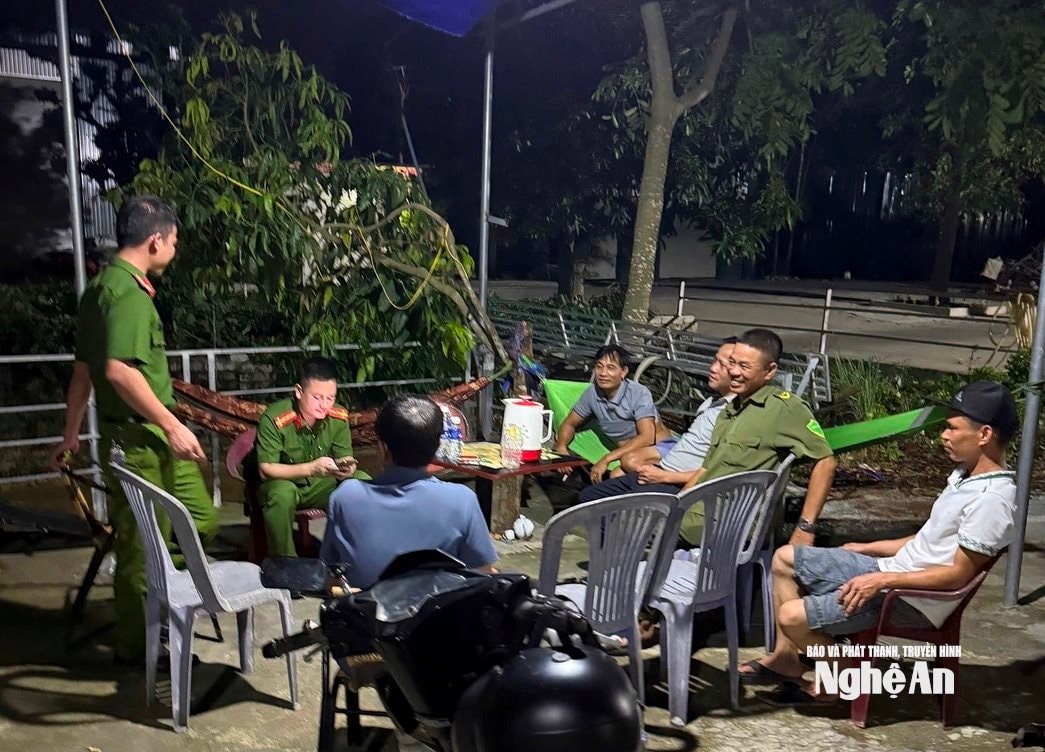 អាជ្ញាធរឃុំដុងថាញ់ កំពុងបំពេញភារកិច្ច 24/7 តាមបណ្តោយប្រឡាយ Vach Bac ដើម្បីទប់ស្កាត់ករណីទន្ទ្រានយកដីខុសច្បាប់ថ្មី។ រូបថត៖ Van Truong