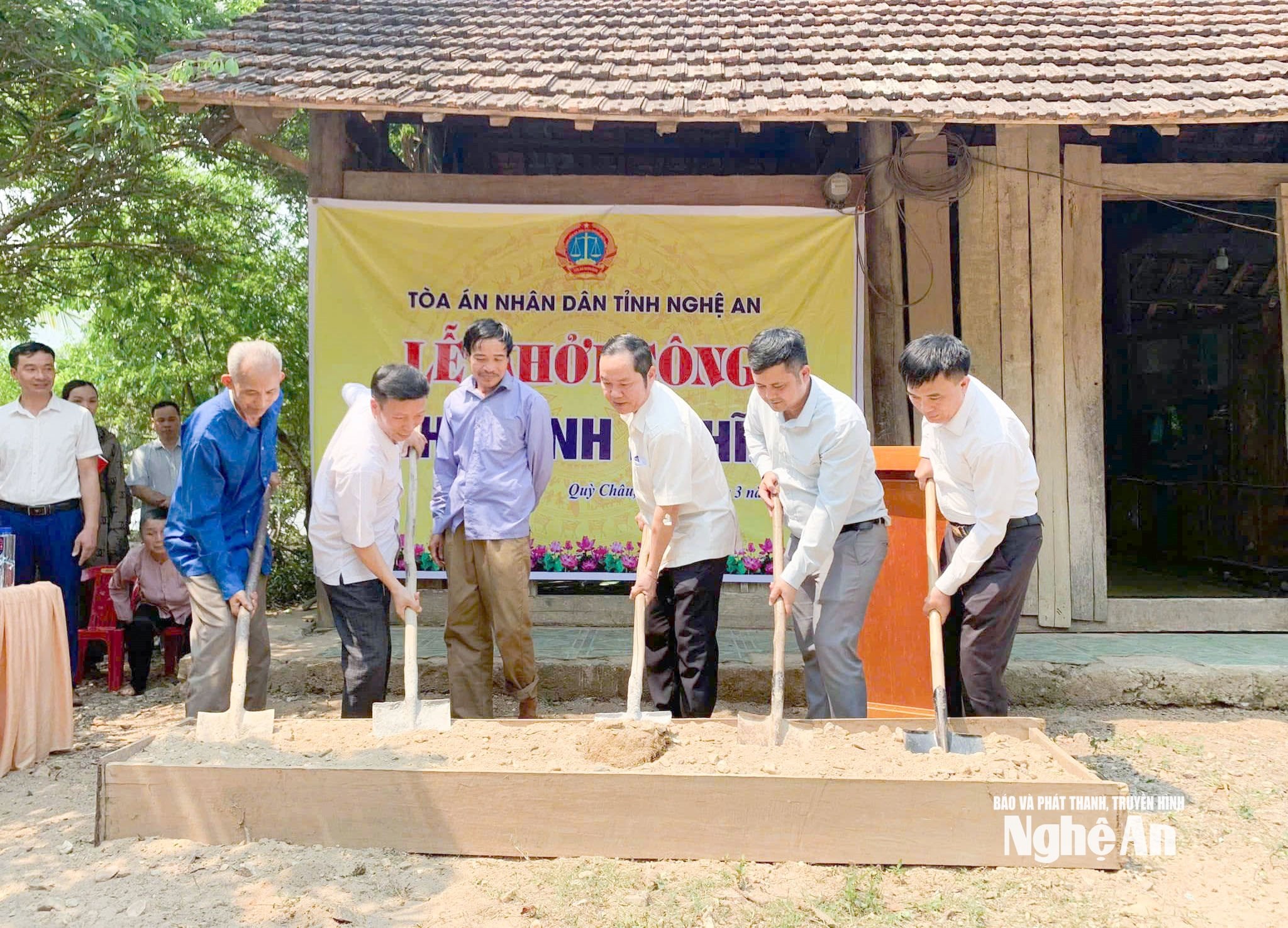 Xã Hùng Chân kết hợp với cơ quan tài trợ khởi công làm nhà ở cho người nghèo. 