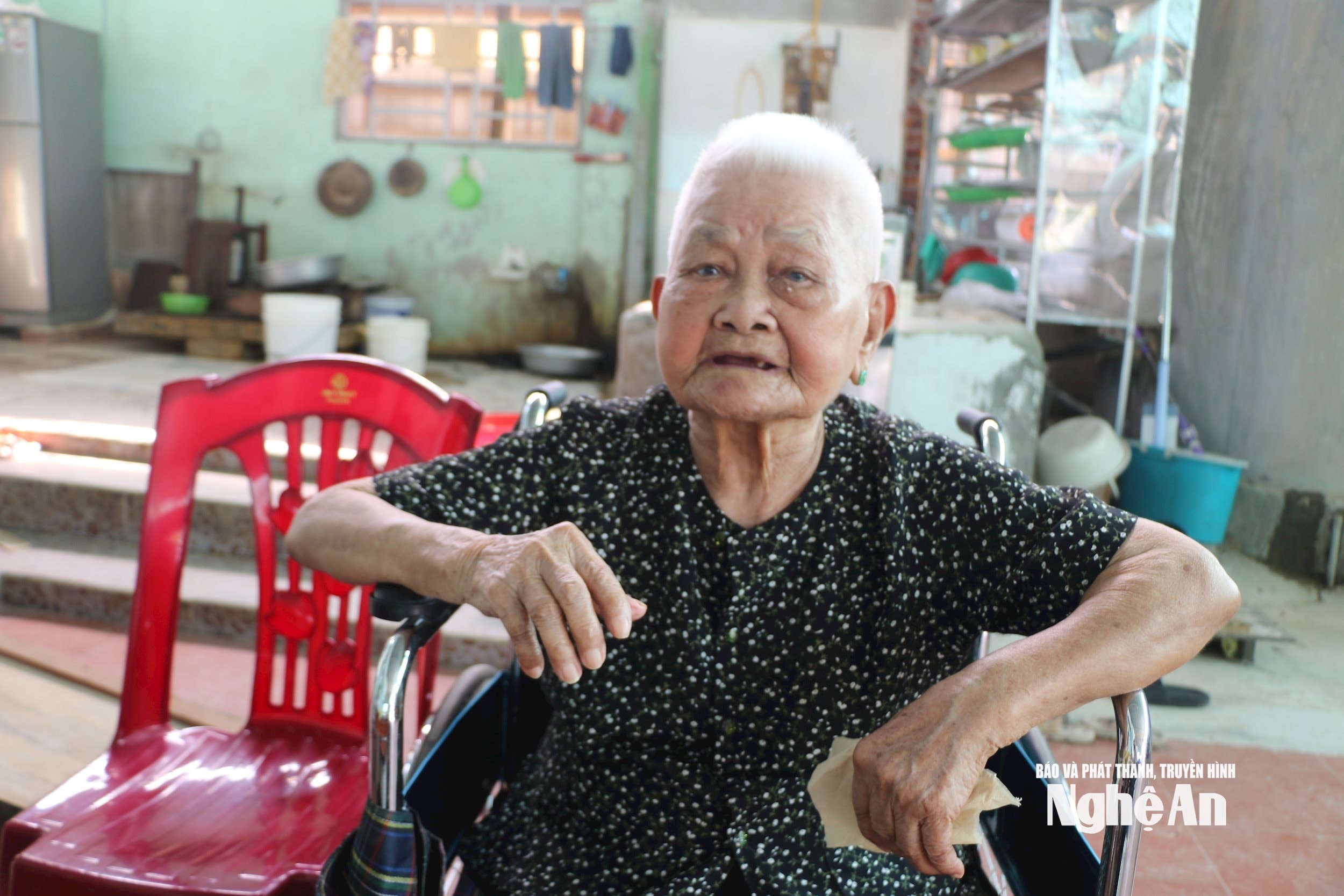 Bà Nguyễn Thị Đại - đảng viên 80 năm tuổi đảng ở xóm 6, xã Đô Lương. Ảnh Khánh Ly
