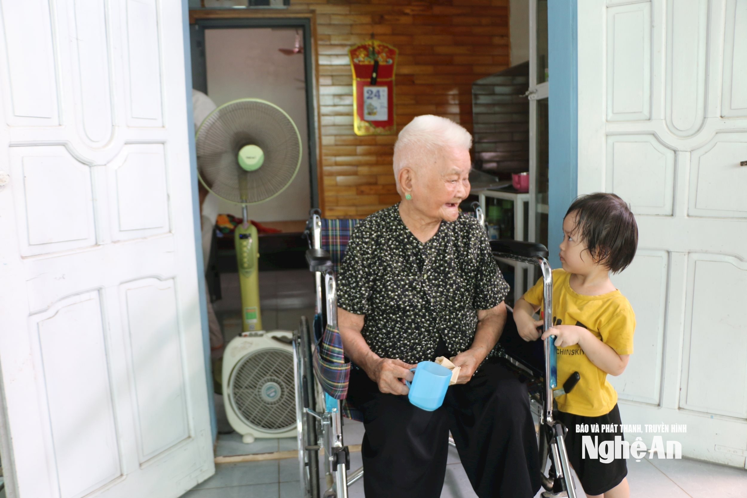 Bà Nguyễn Thị Đại hiện có 18 cháu, 19 chắt. Trong ảnh là bà Đại và chắt nội. Ảnh Khánh Ly
