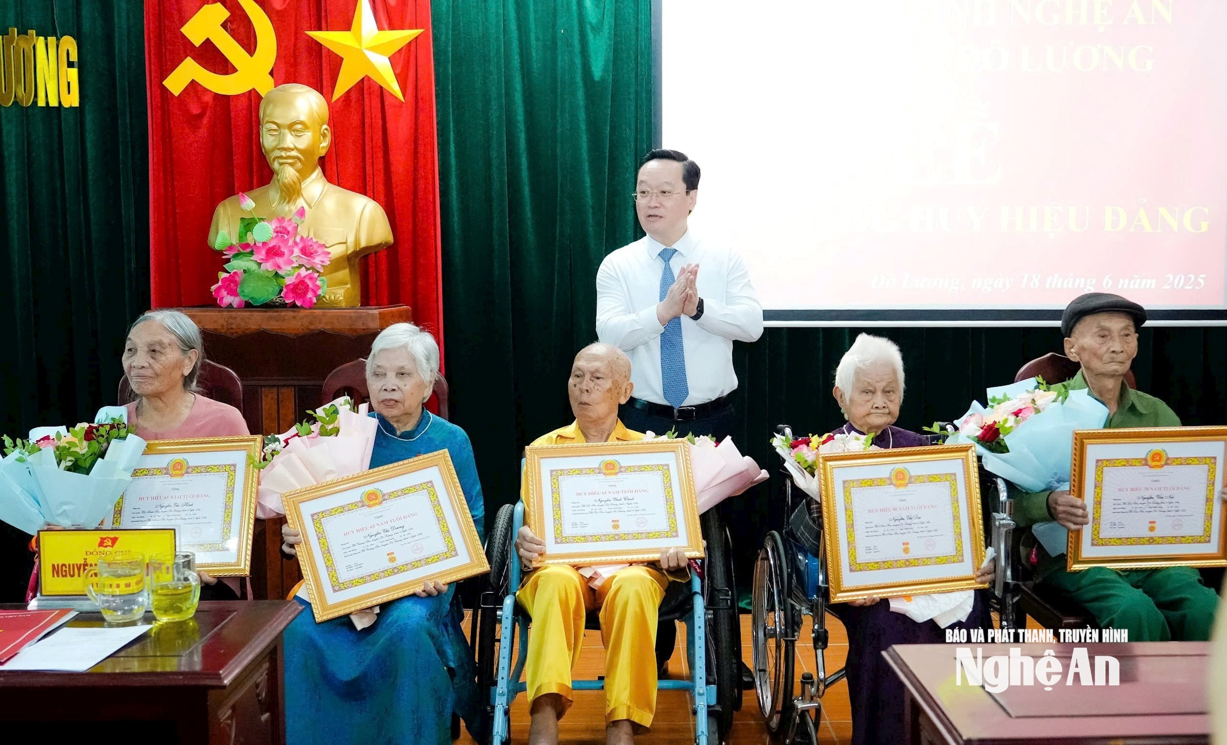 Đồng chí Nguyễn Đức Trung - Bí thư Tỉnh ủy chụp ảnh với các đảng viên lão thành. Ảnh tư liệu Phạm Bằng