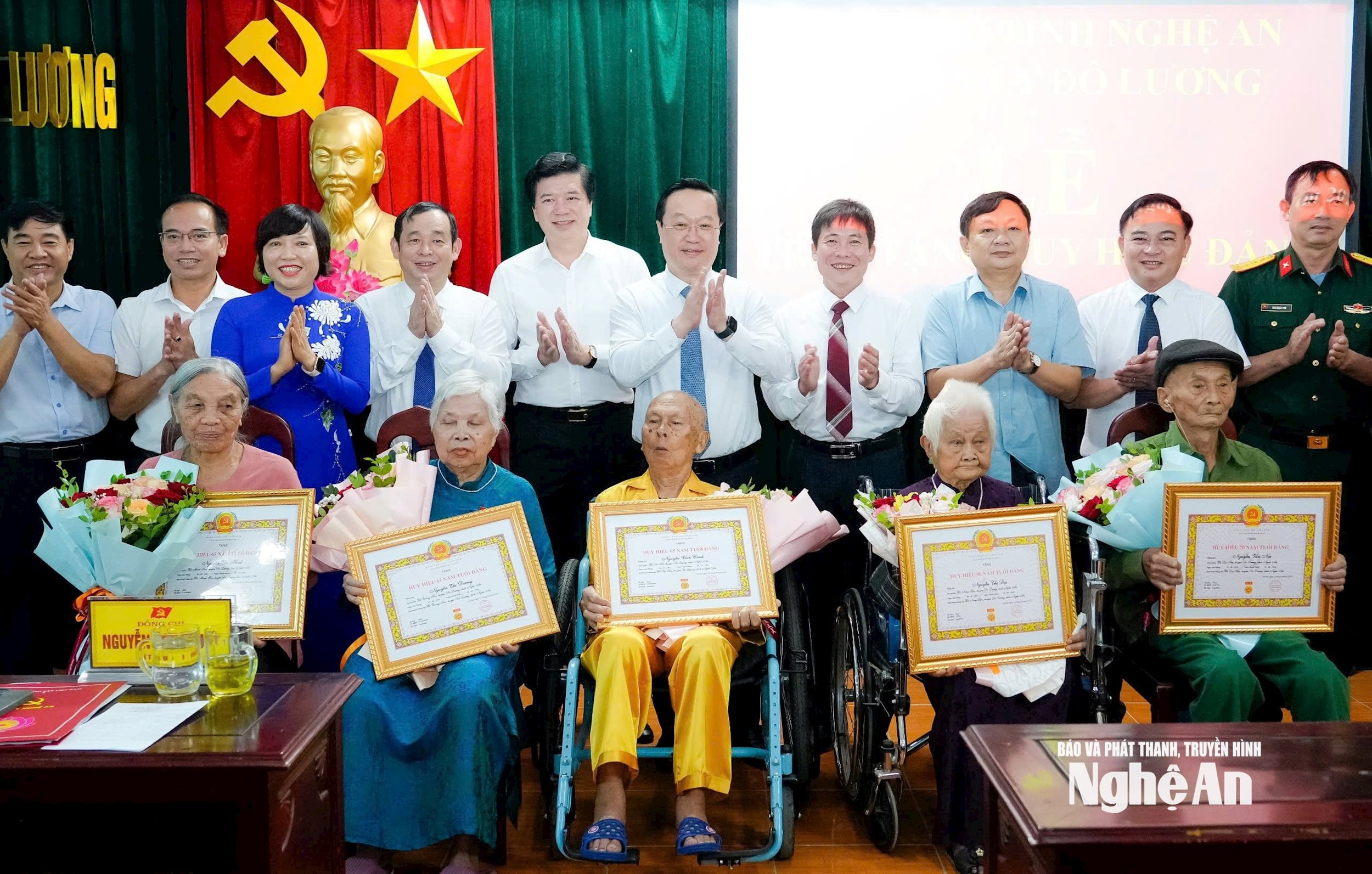 Đồng chí Nguyễn Đức Trung - Bí thư Tỉnh ủy cùng các đại biểu chụp ảnh lưu niệm cùng 5 đảng viên lão thành cách mạng được trao Huy hiệu Đảng.