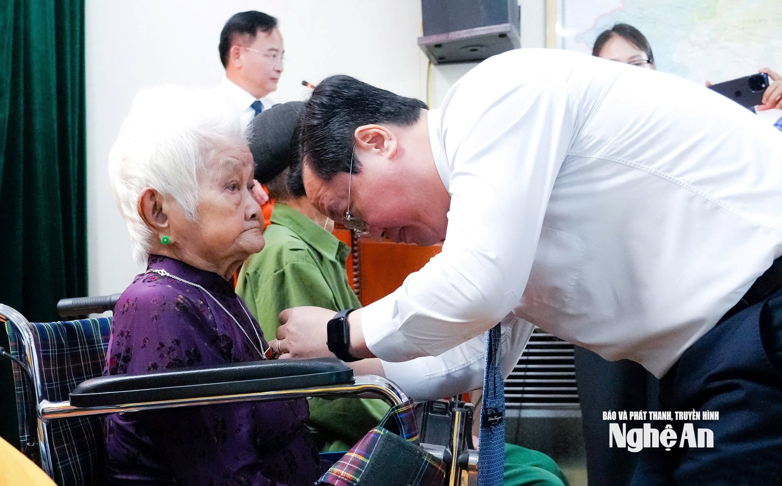 Đồng chí Nguyễn Đức Trung - Bí thư Tỉnh ủy gắn Huy hiệu Đảng cho đảng viên lão thành cách mạng. Ảnh tư liệu Phạm Bằng