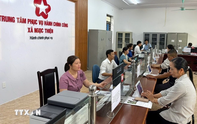 Người dân đến làm thủ tục hành chính tại Trung tâm phục vụ hành chính công xã Ngọc Thiện. (Ảnh: Đồng Thúy/TTXVN) ttxvn-mo-hinh-chinh-quyen-hai-cap-1307-1.jpg