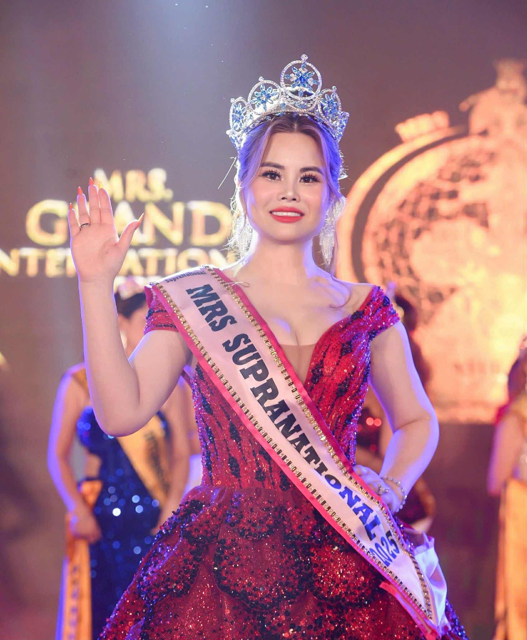 Nữ tiến sĩ Nguyễn Thị Huyên - đại diện Việt Nam đăng quang Mrs Supranational 2025.
