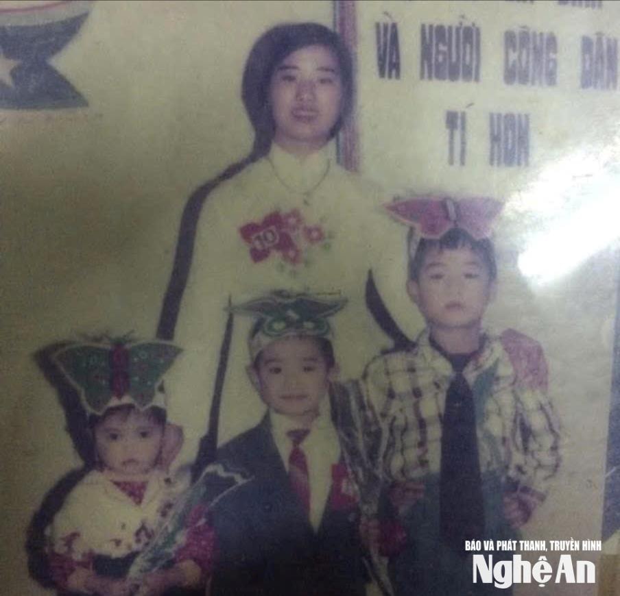 chi-hoa-da-rat-no-luc-cham-soc-tot-3-con-de-chong-yen-tam-cong-tac-anh-nvcc.jpg