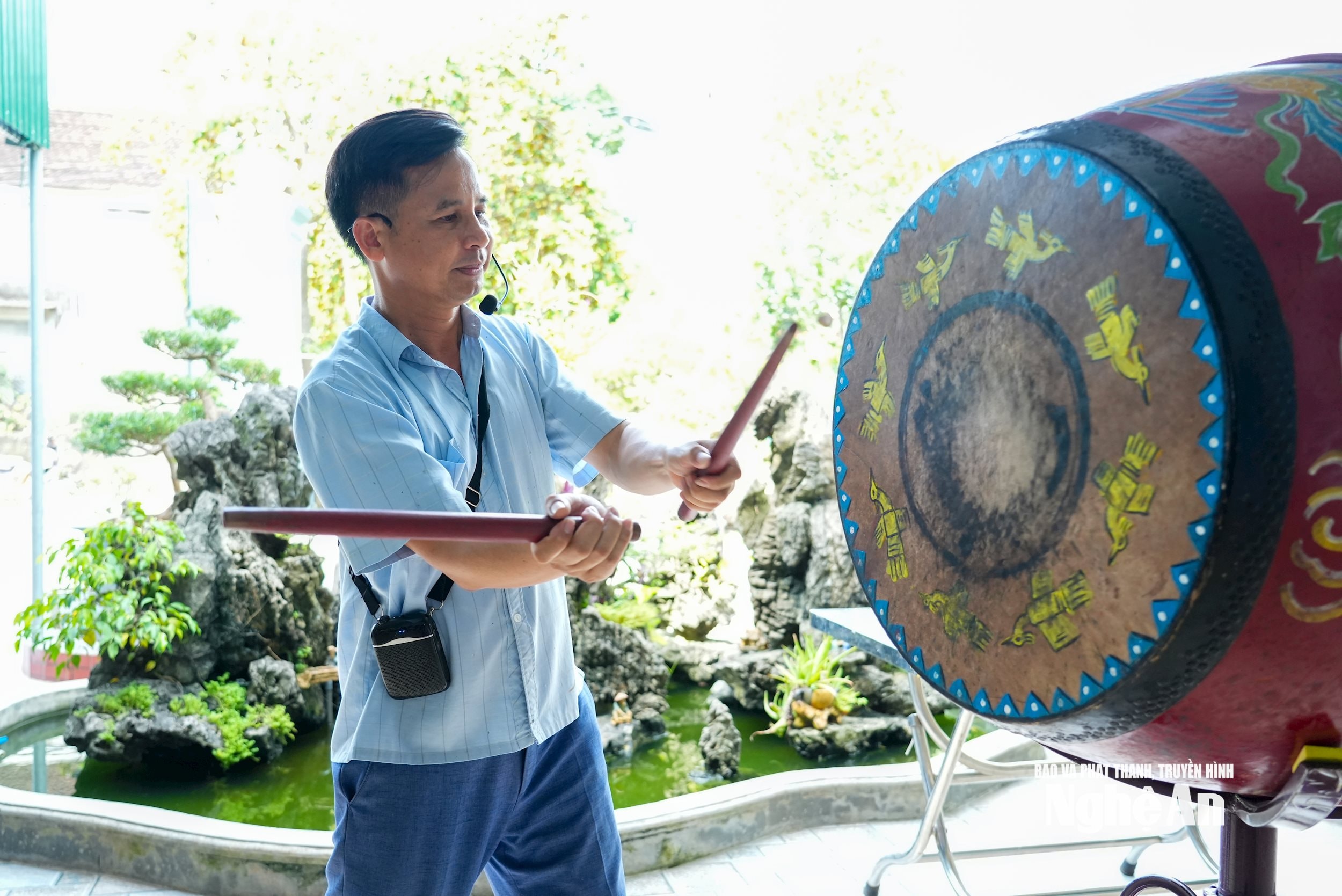 Nghệ nhân trống tế Lê Khắc Dinh. Ảnh: Minh Quân