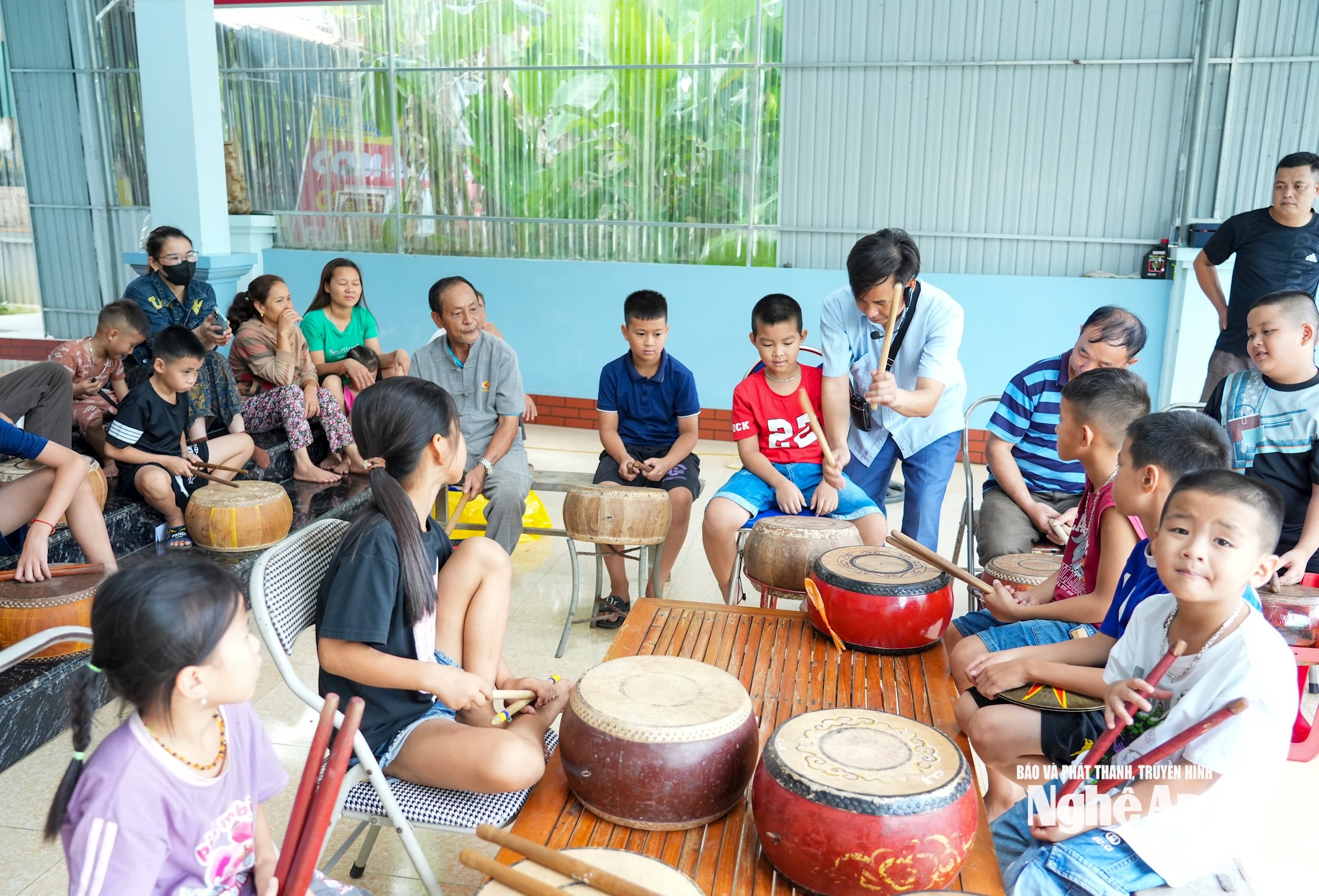 Buổi học trống tế tại sân nhà của ông Lê Khắc Dinh. Ảnh: Minh Quân