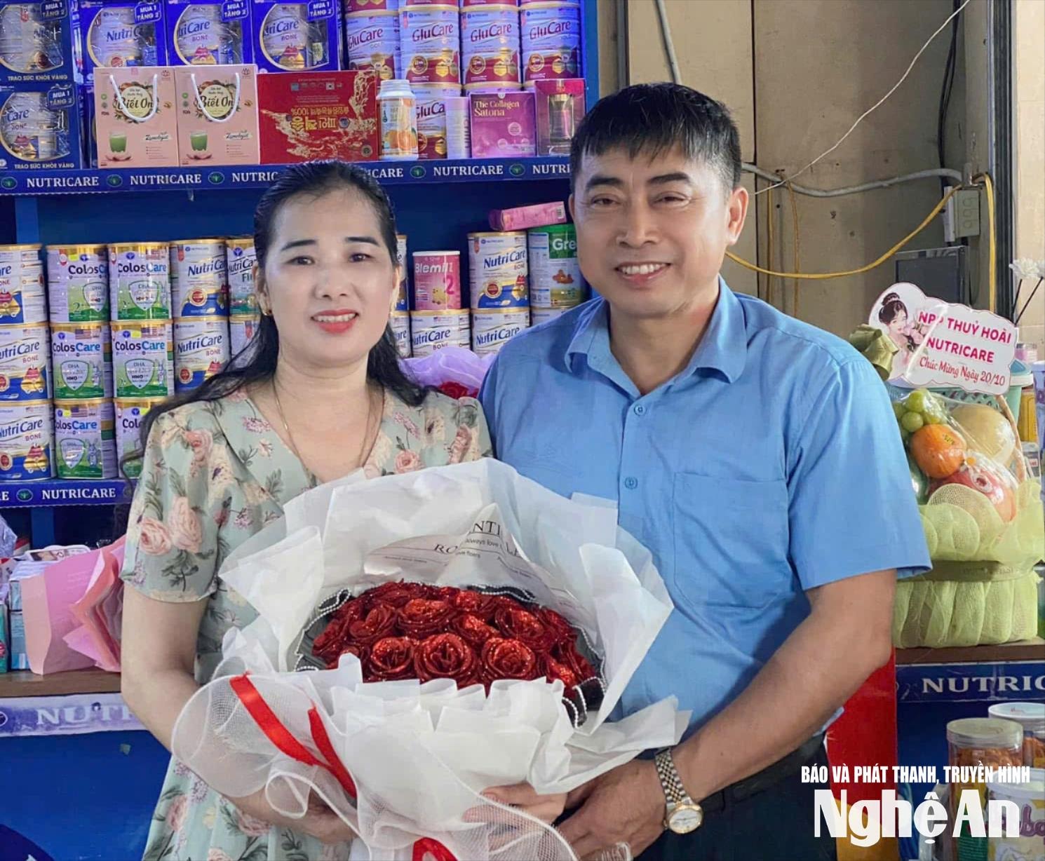 tinh-thuong-cua-anh-uy-va-chi-hoa-danh-cho-nhau-duoc-moi-nguoi-nguong-mo-anh-nvcc.jpg