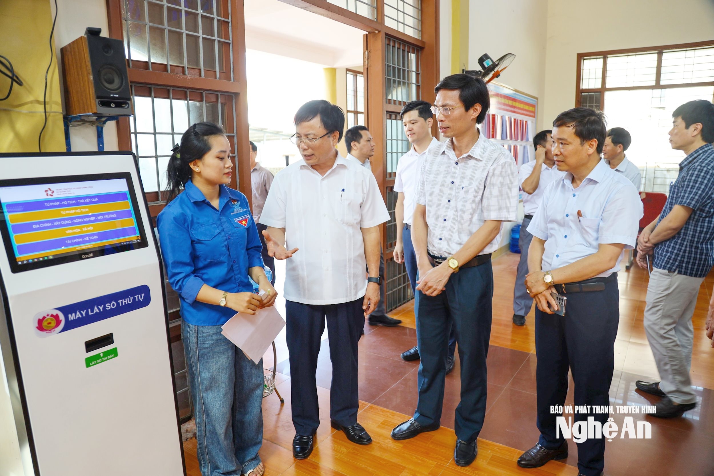 Đồng chí Bùi Đình Long kiểm tra tình hình vận hành tổ chức chính quyền địa phương 2 cấp. Ảnh: Thanh Lê