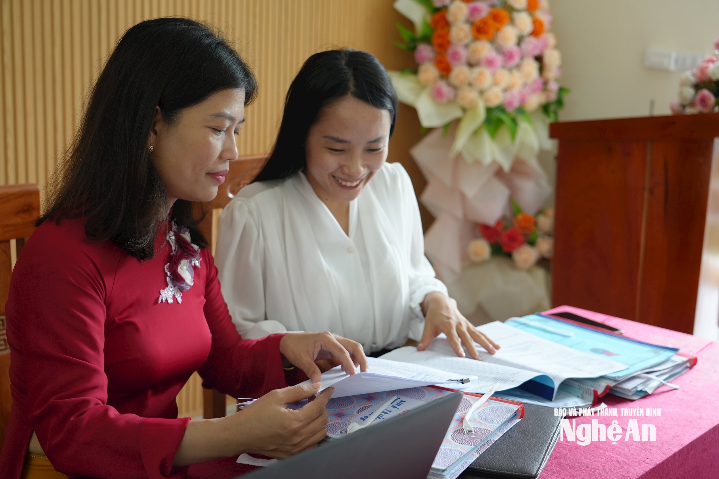 Giáo viên Trường THPT Mai Hắc Đế kiểm tra hồ sơ xét tuyển của các học sinh. Ảnh - Mỹ Hà