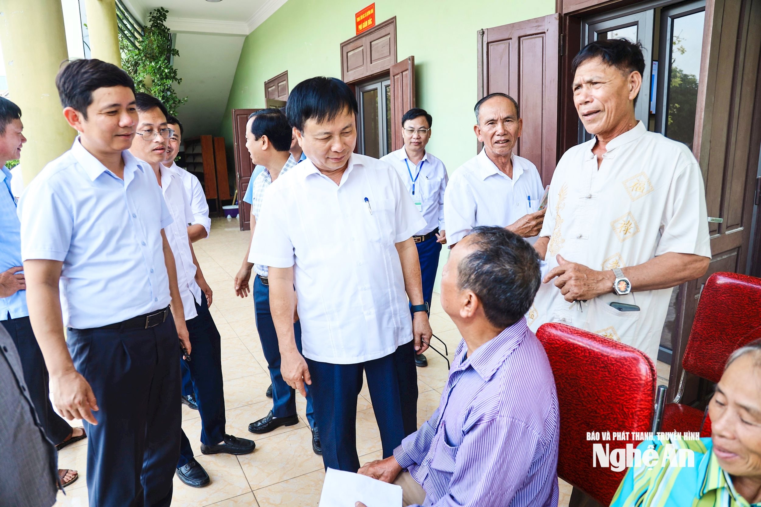 Phó Chủ tịch UBND tỉnh Bùi Đình Long trao đổi với người dân xã Quỳnh Anh. Ảnh: Thanh Lê 
