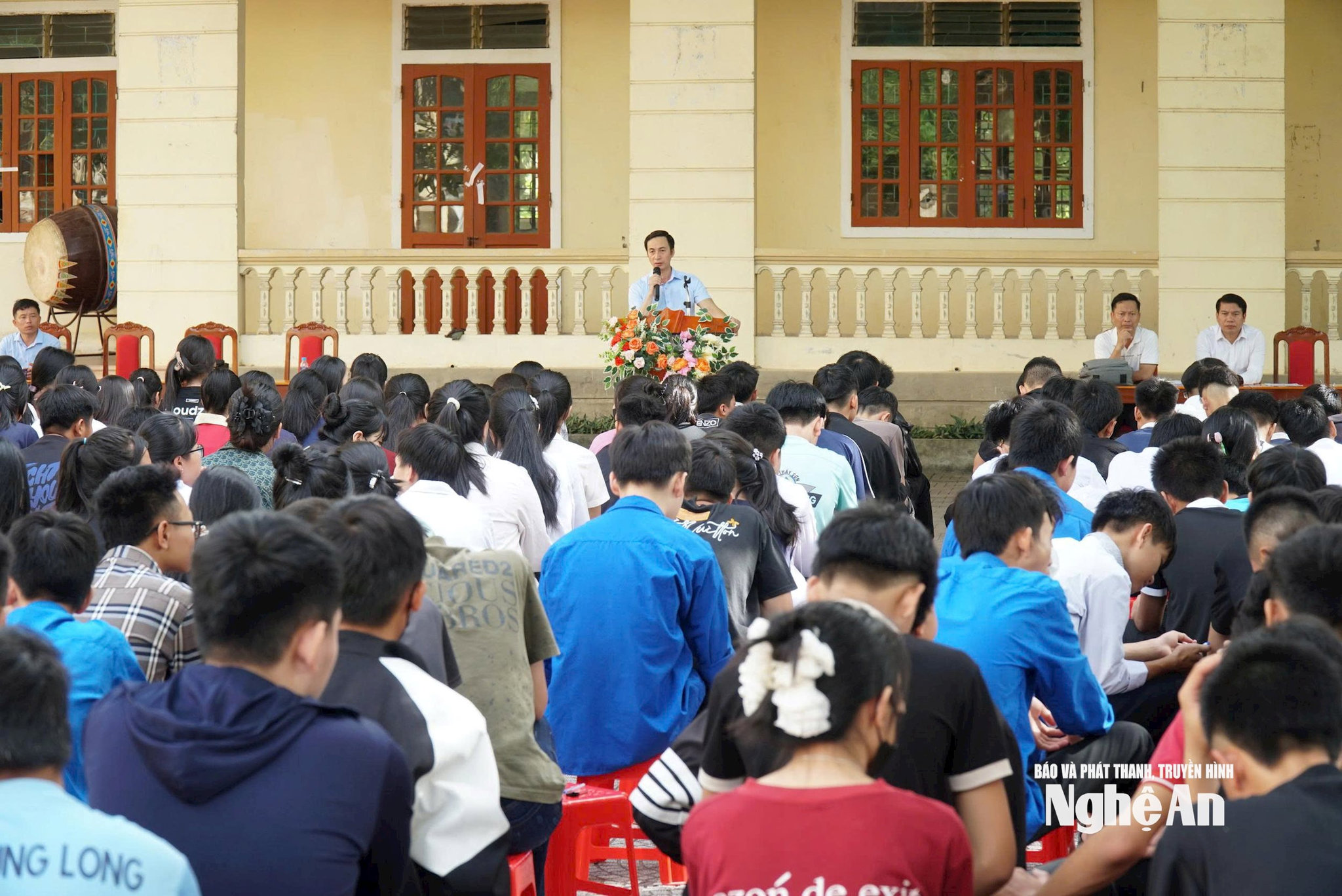 Trường THPT Nguyễn Cảnh Chân tư vấn định hướng nghề nghiệp cho học sinh 10. Ảnh - Mỹ Hà