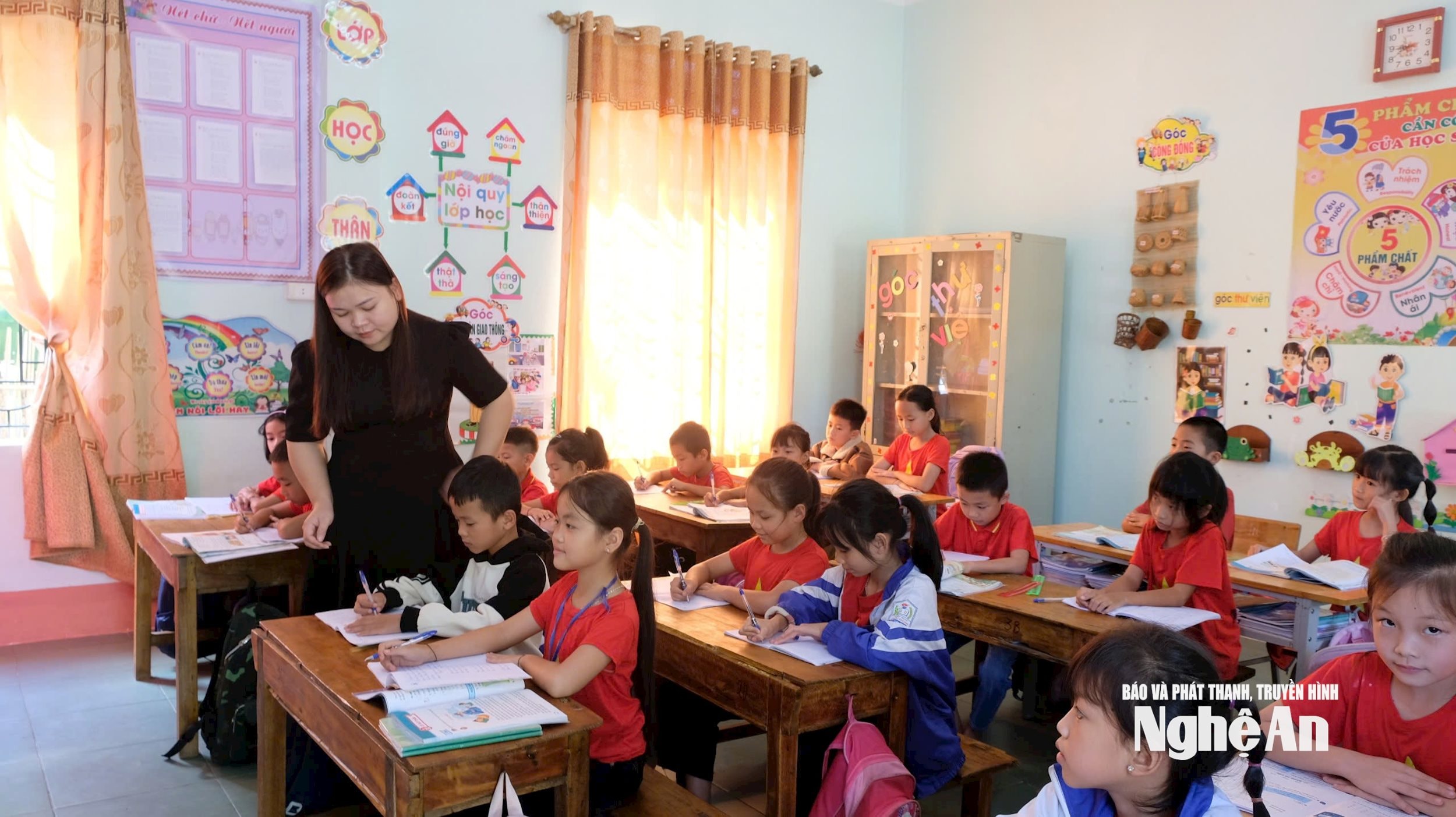 GIờ học của học sinh Trường Tiểu học Châu Phong. Ảnh - Mỹ Hà