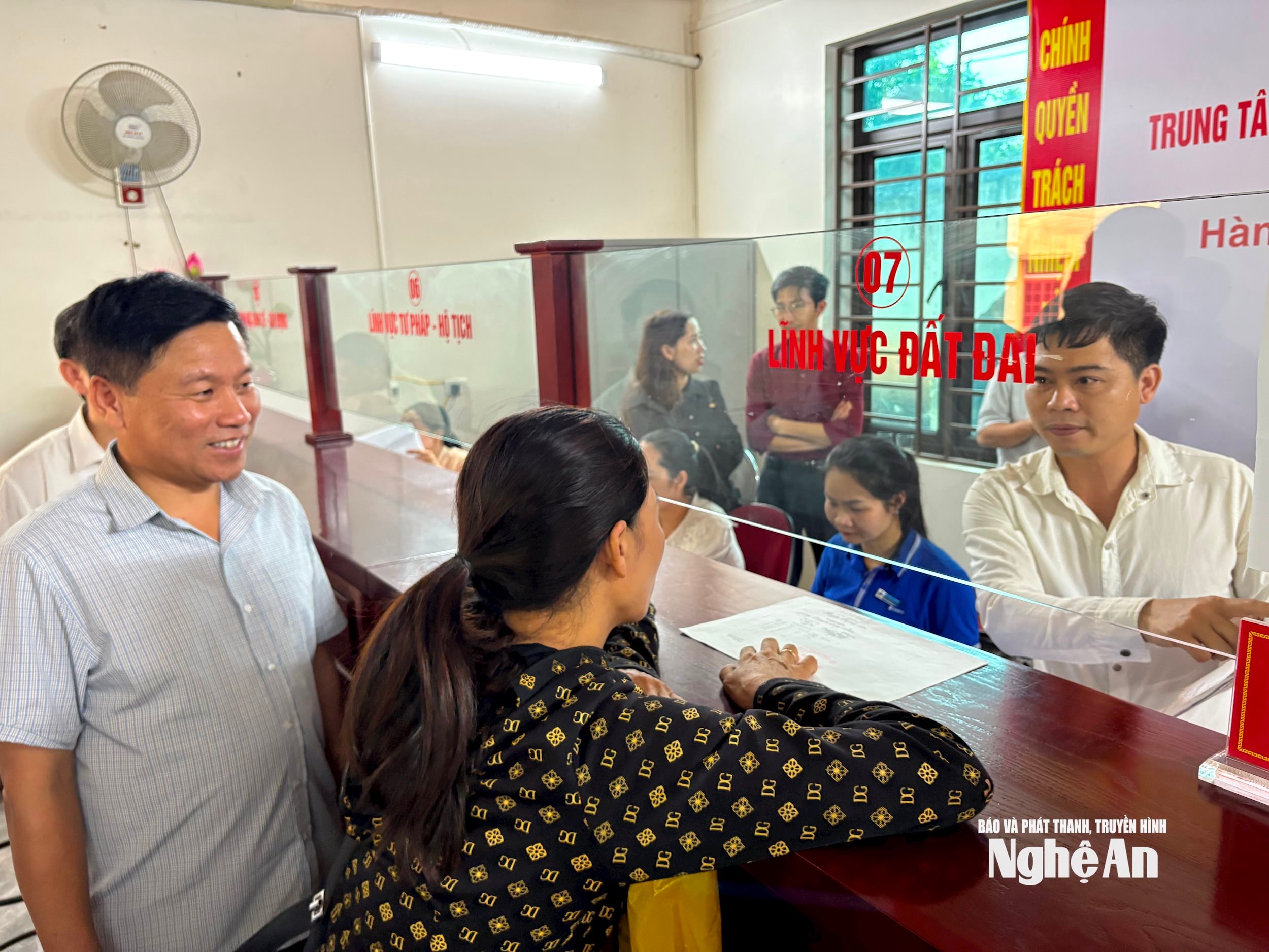 ពិនិត្យនៅមជ្ឈមណ្ឌលសេវាកម្ម HCC ឃុំ Nghia Hung
