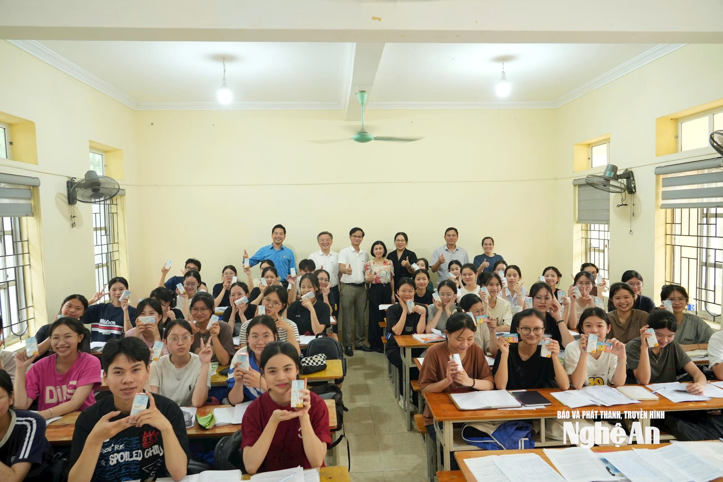 Ngành giáo dục Nghệ An động viên học sinh lớp 12 ôn thi tốt nghiệp THPT năm 20256. Ảnh - Mỹ Hà