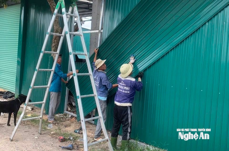 Người dân xã Đông Thành tập trung tháo dỡ công trình vi phạm lấn chiếm kênh Vách Bắc. Ảnh: Văn Trường