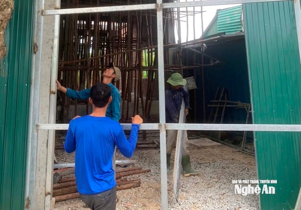 Các công trình vi phạm chủ yếu lợp tôn phía bên ngoài. Ảnh: Văn Trường