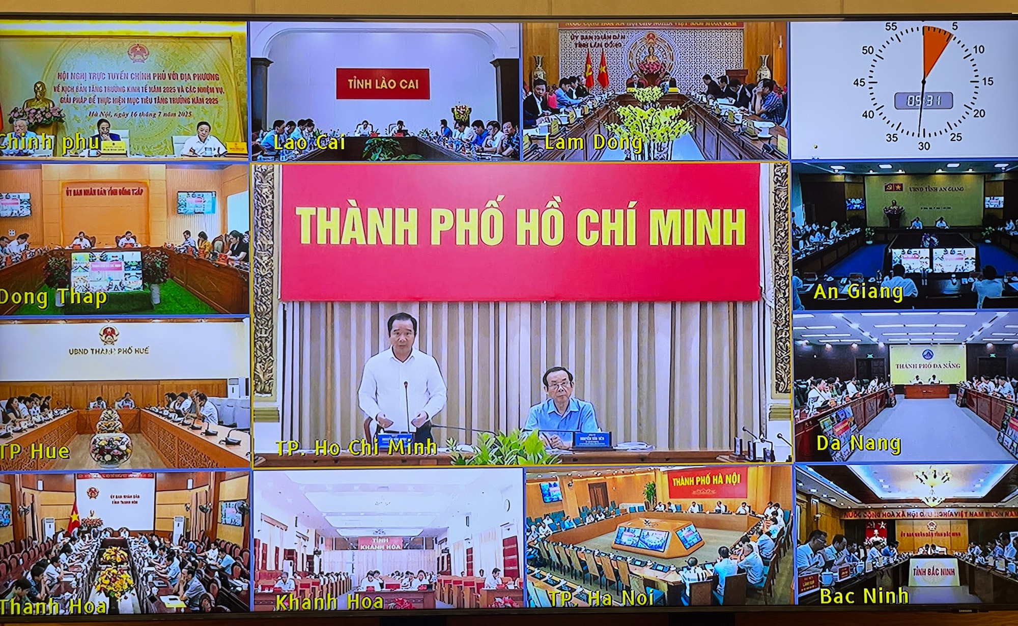 Thủ tướng: Tăng trưởng 8,3-8,5% năm 2025 không là 'mục tiêu bất khả thi'- Ảnh 16. Thủ tướng: Tăng trưởng 8,3-8,5% năm 2025 không là 'mục tiêu bất khả thi'- Ảnh 16.