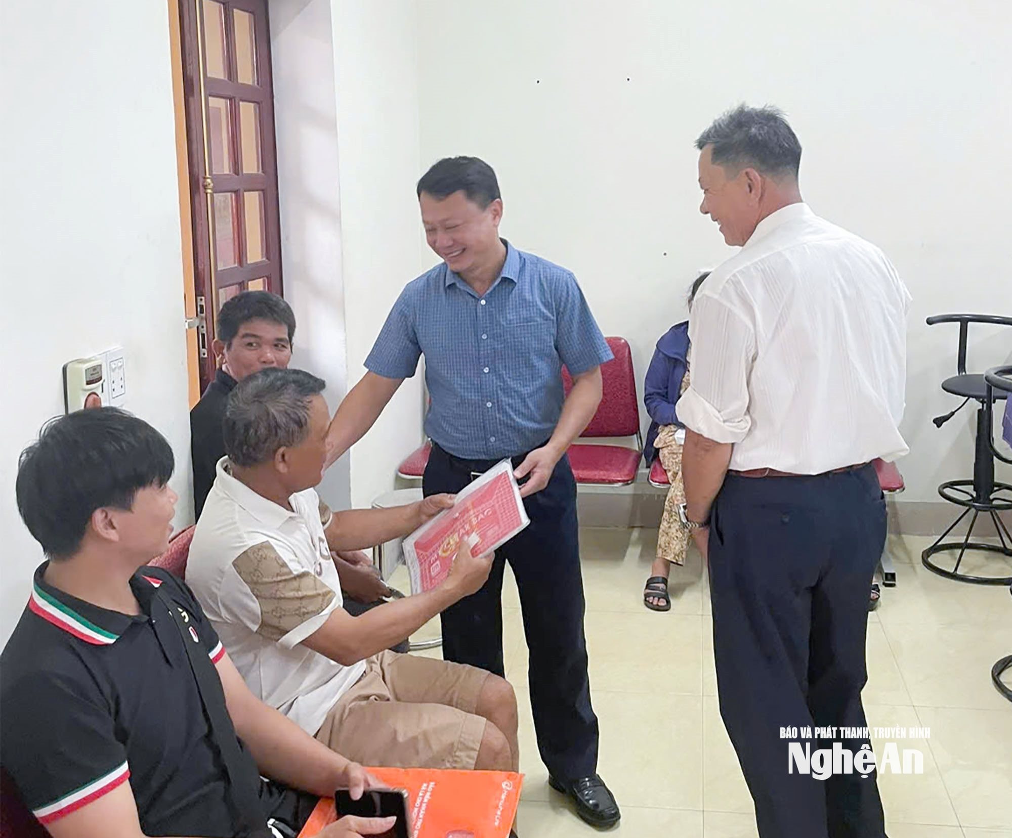  Cán bộ xã Quảng Châu trao đổi với người dân đến làm thủ tục hành chính tại trung tâm