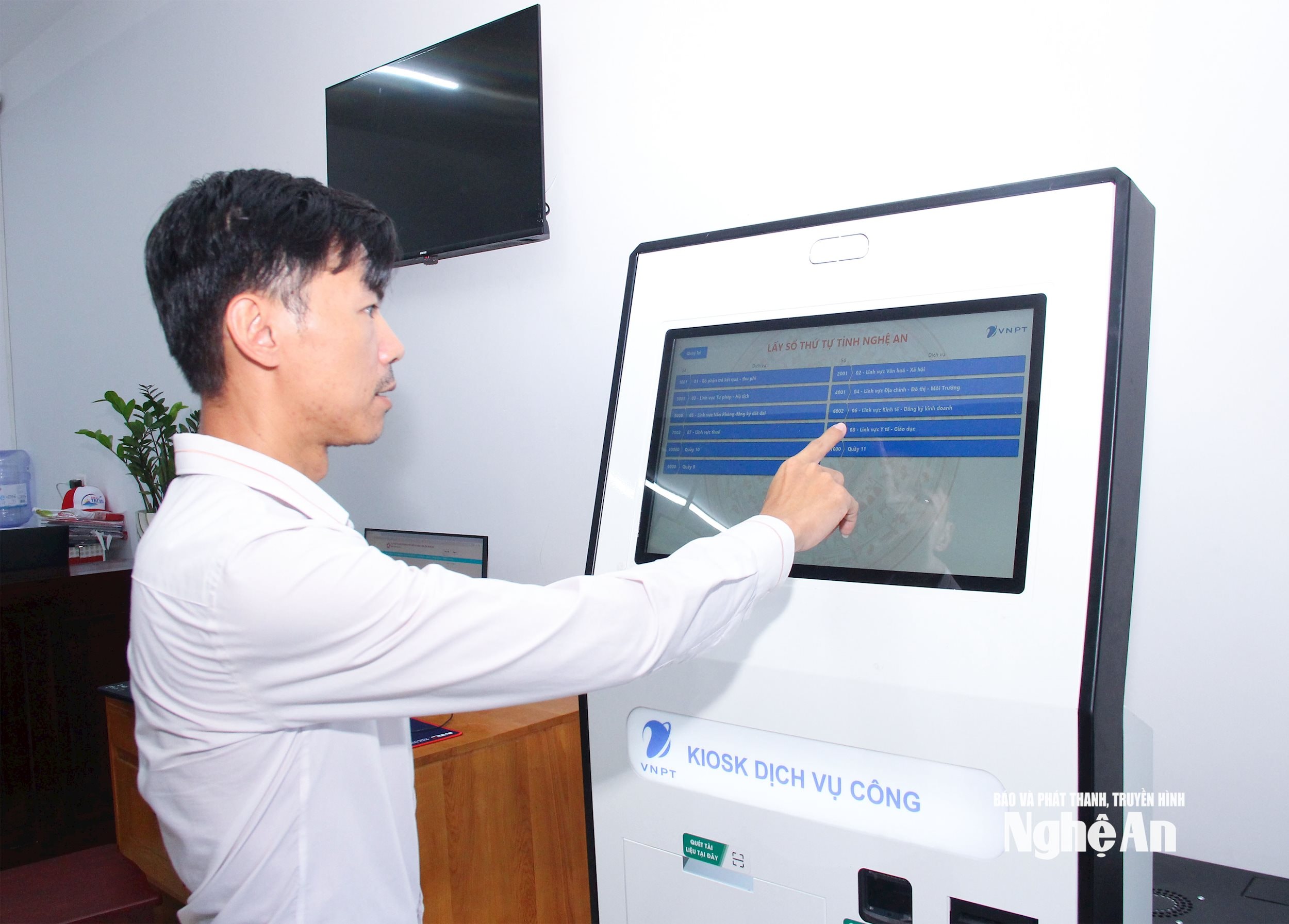 Người dân phường Cửa Lò sử dụng hệ thống Kiosk dịch vụ công tự động