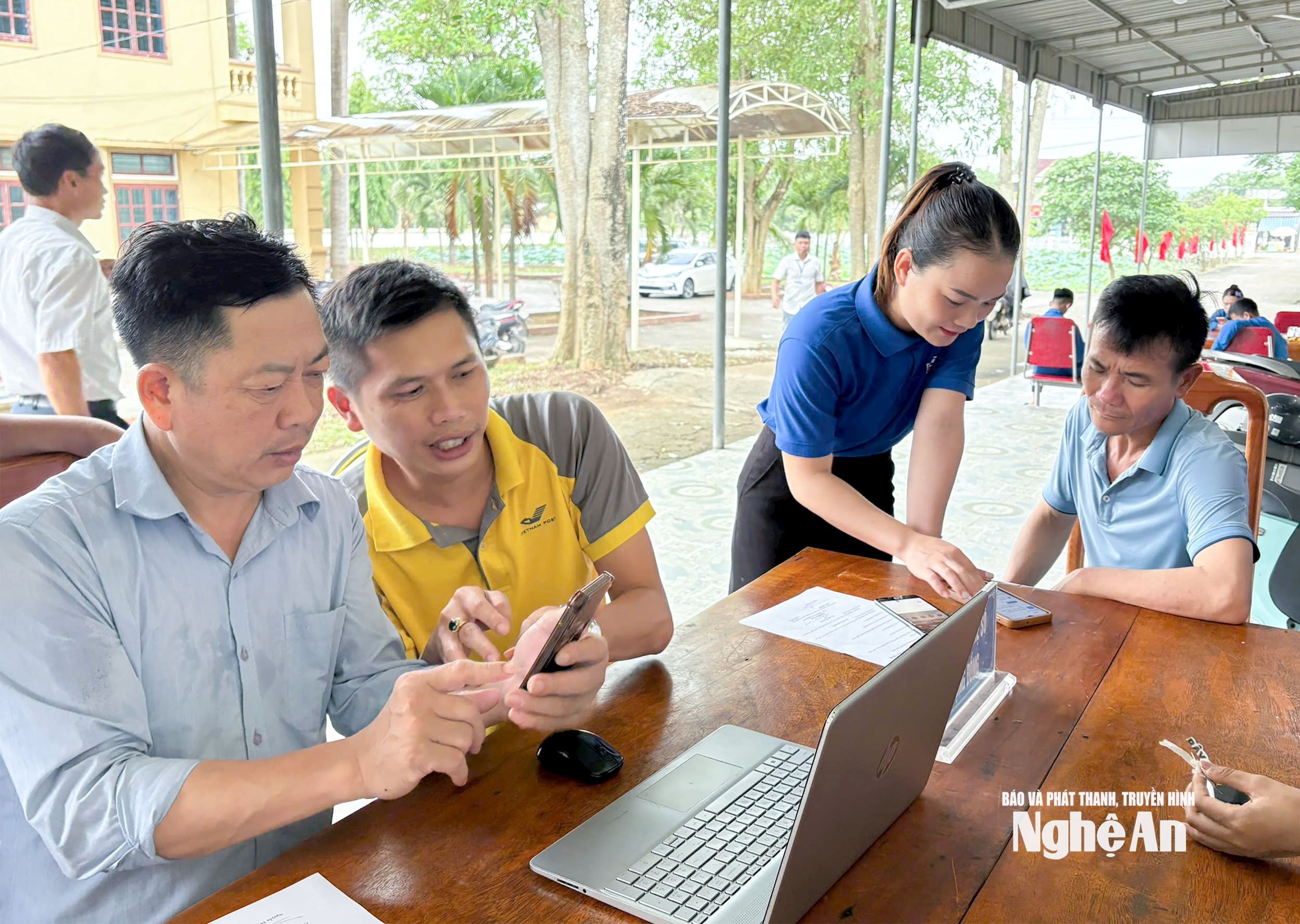Tổ công nghệ số cộng đồng xã Nghĩa Hưng hỗ trợ người dân làm thủ tục hành chính qua môi trường điện tử. Ảnh- Mai Hoa