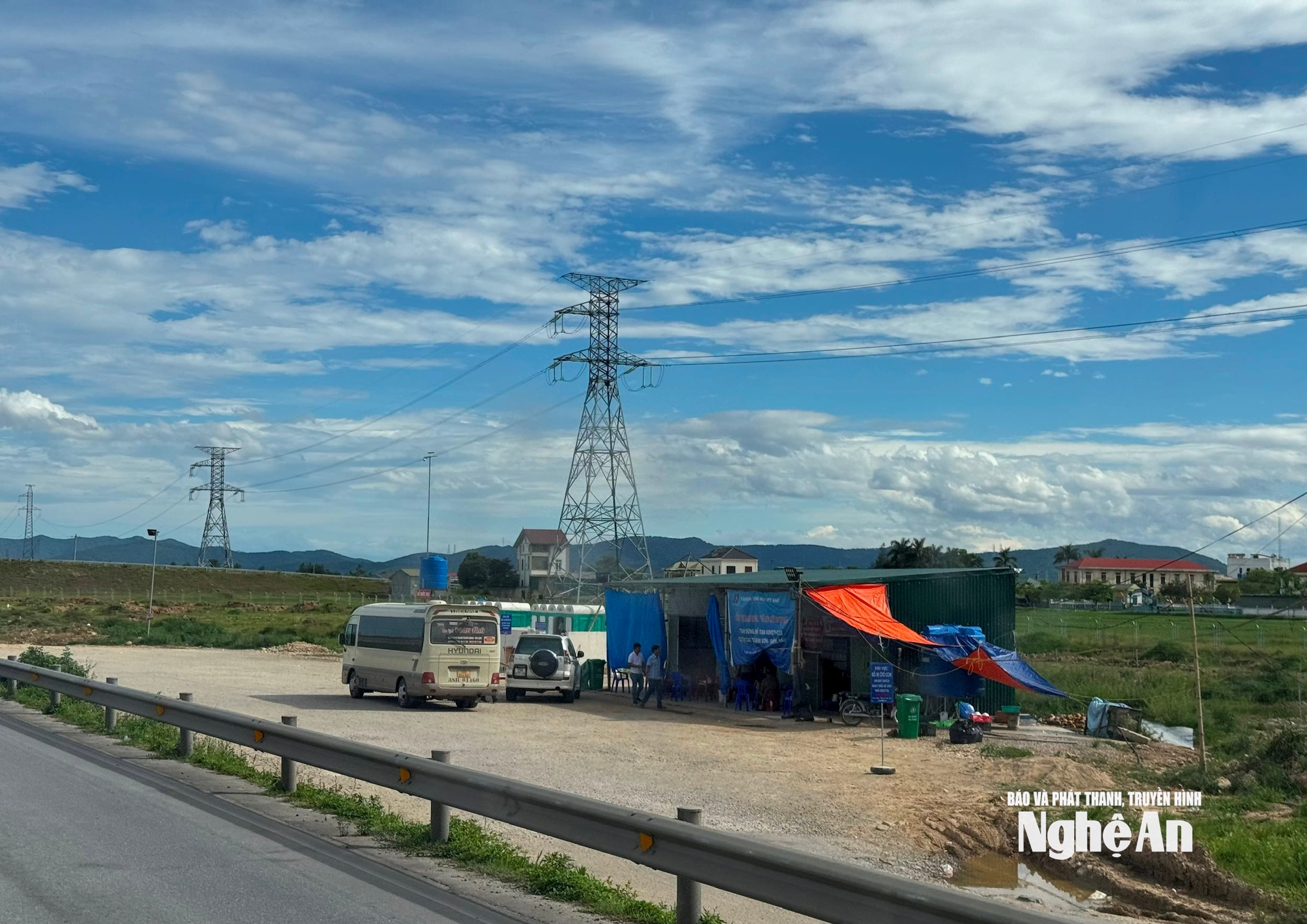 Trạm dừng nghỉ tạm vận hành từ tháng 1/2025 với các dịch vụ cơ bản như nhà vệ sinh, bãi đậu xe thời điểm giữa tháng 6/2025). Ảnh Nguyễn Hải