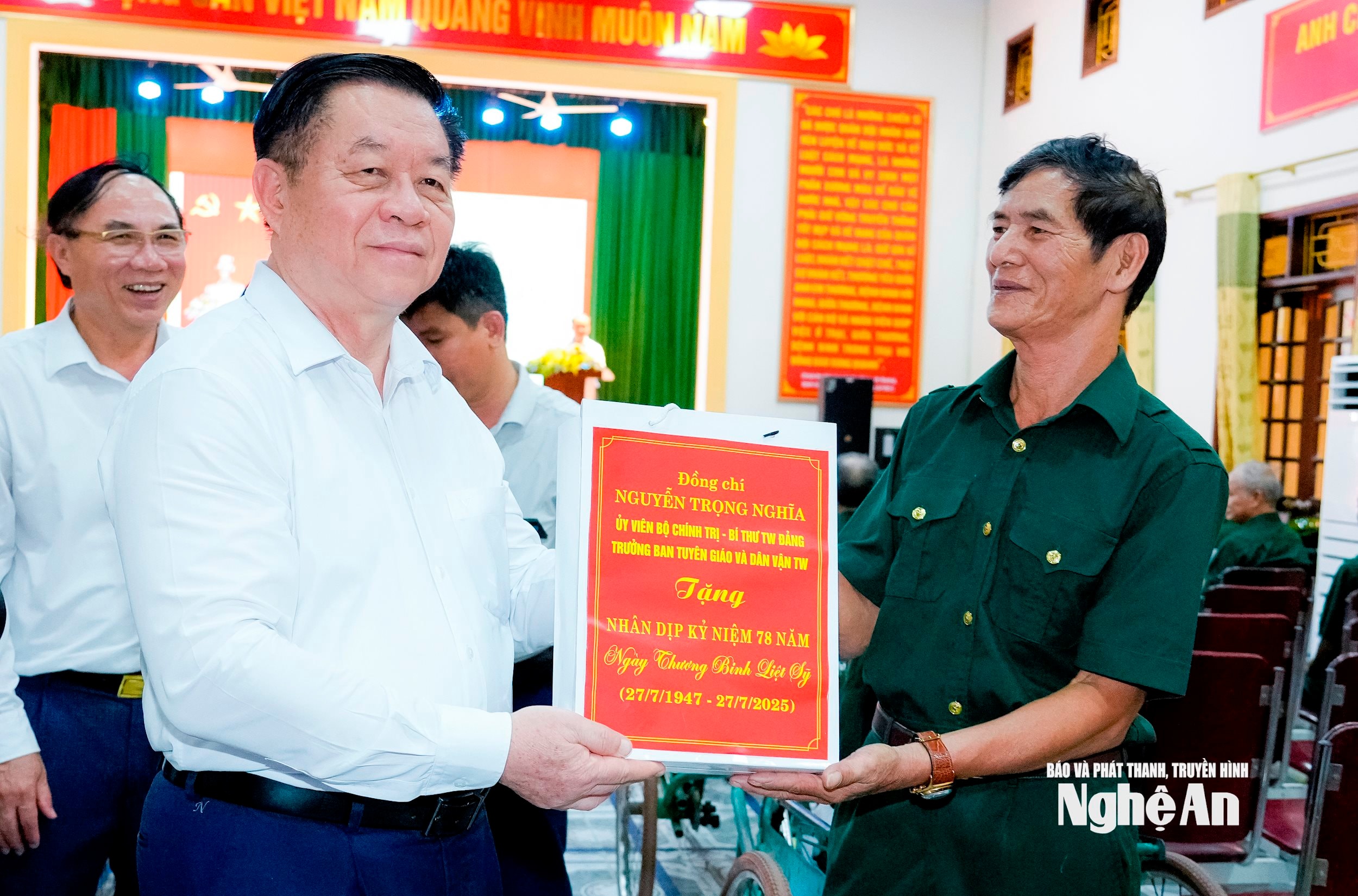 Trưởng ban Tuyên giáo và Dân vận Trung ương thăm, tặng quà thương, bệnh binh tại Trung tâm Điều dưỡng Thương binh Nghệ An