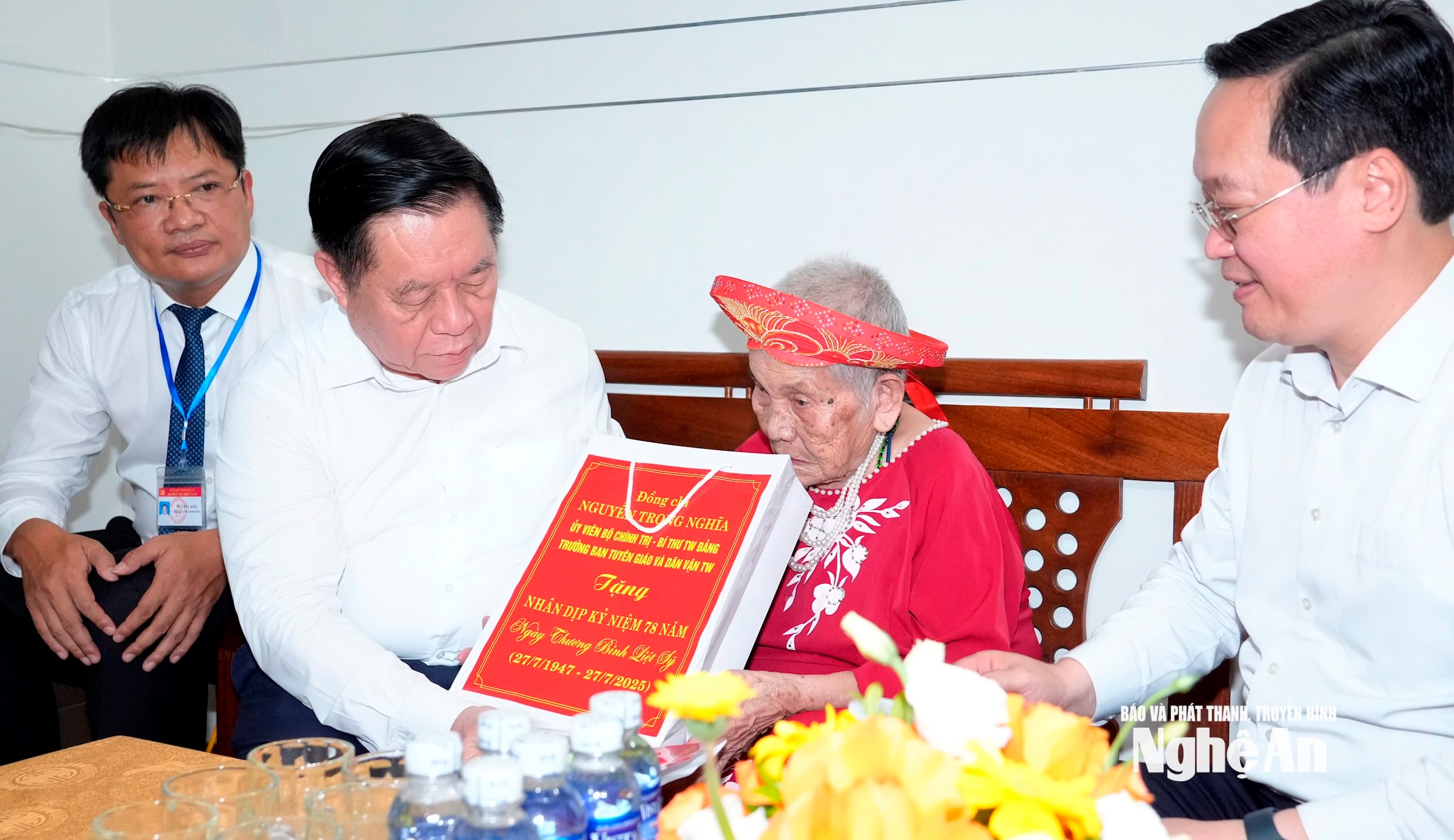 Trưởng ban Tuyên giáo và Dân vận Trung ương Nguyễn Trọng Nghĩa đã đến tặng quà Mẹ Việt Nam anh hùng Phạm Thị Thành. Ảnh: Phạm Bằng