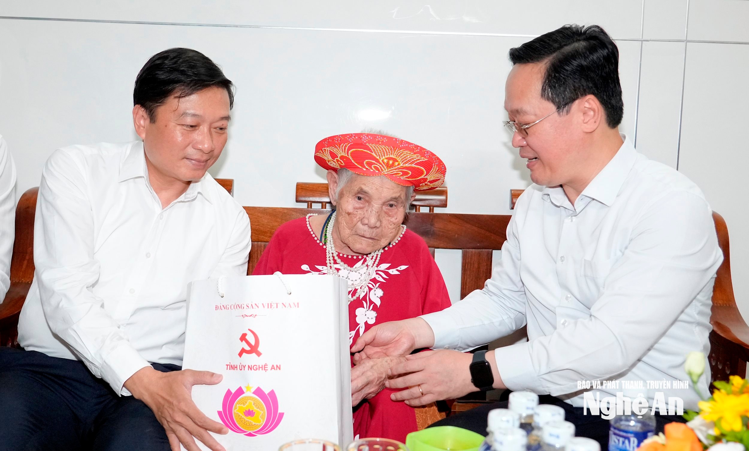 Lãnh đạo tỉnh Nghệ An tặng quà Mẹ Việt Nam anh hùng Phạm Thị Thành. Ảnh: Phạm Bằng