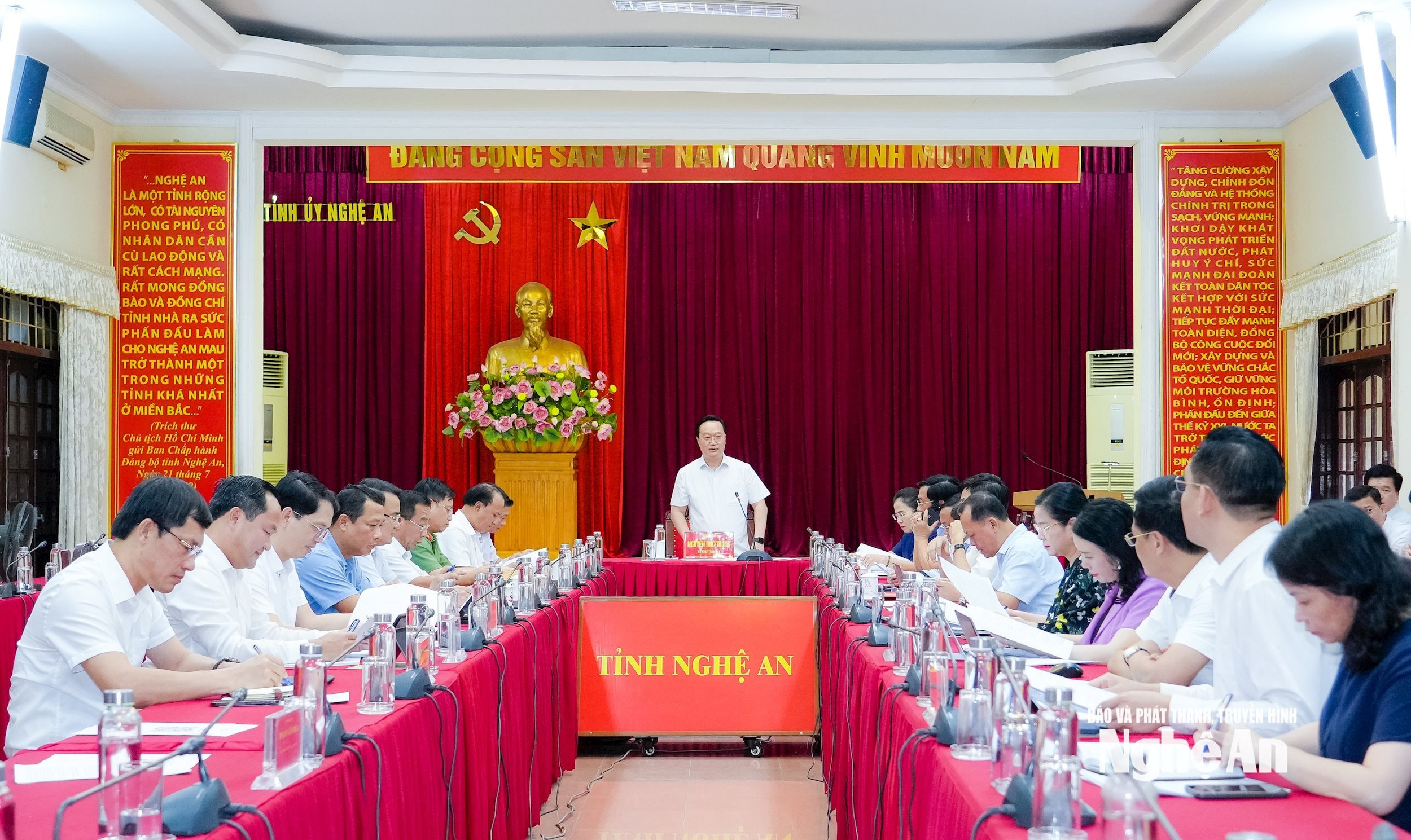 Đồng chí Nguyễn Đức Trung - Bí thư Tỉnh ủy, Trưởng Ban Chỉ đạo chủ trì phiên họp thứ 2 của Ban Chỉ đạo về phát triển khoa học, công nghệ, đổi mới sáng tạo, chuyển đổi số, cải cách hành chính và Đề án 06 tỉnh. Ảnh: Phạm Bằng