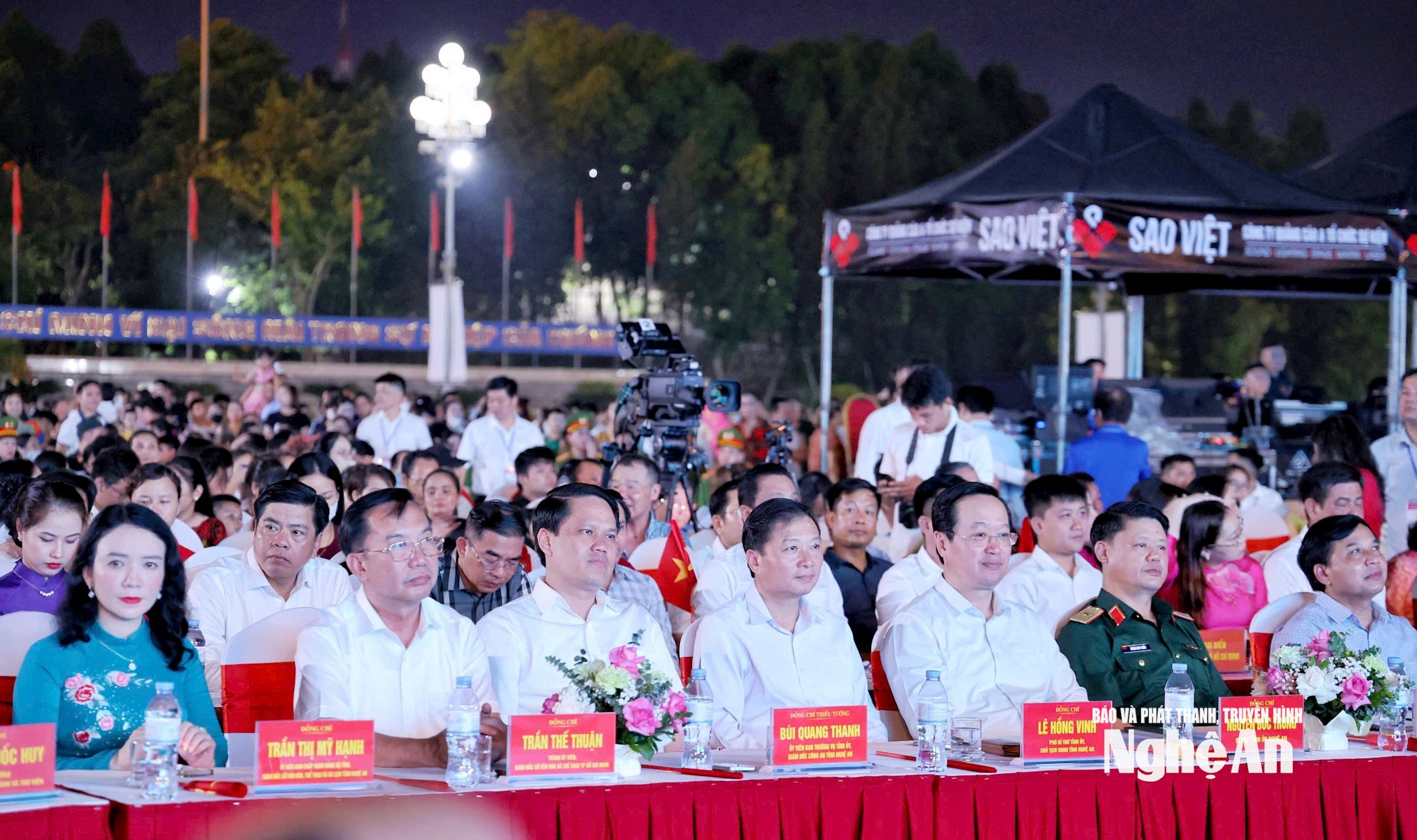 Các đại biểu dự chương trình nghệ thuật đặc biệt bế mạc Lễ hội Làng Sen năm 2025. Ảnh Đức Anh