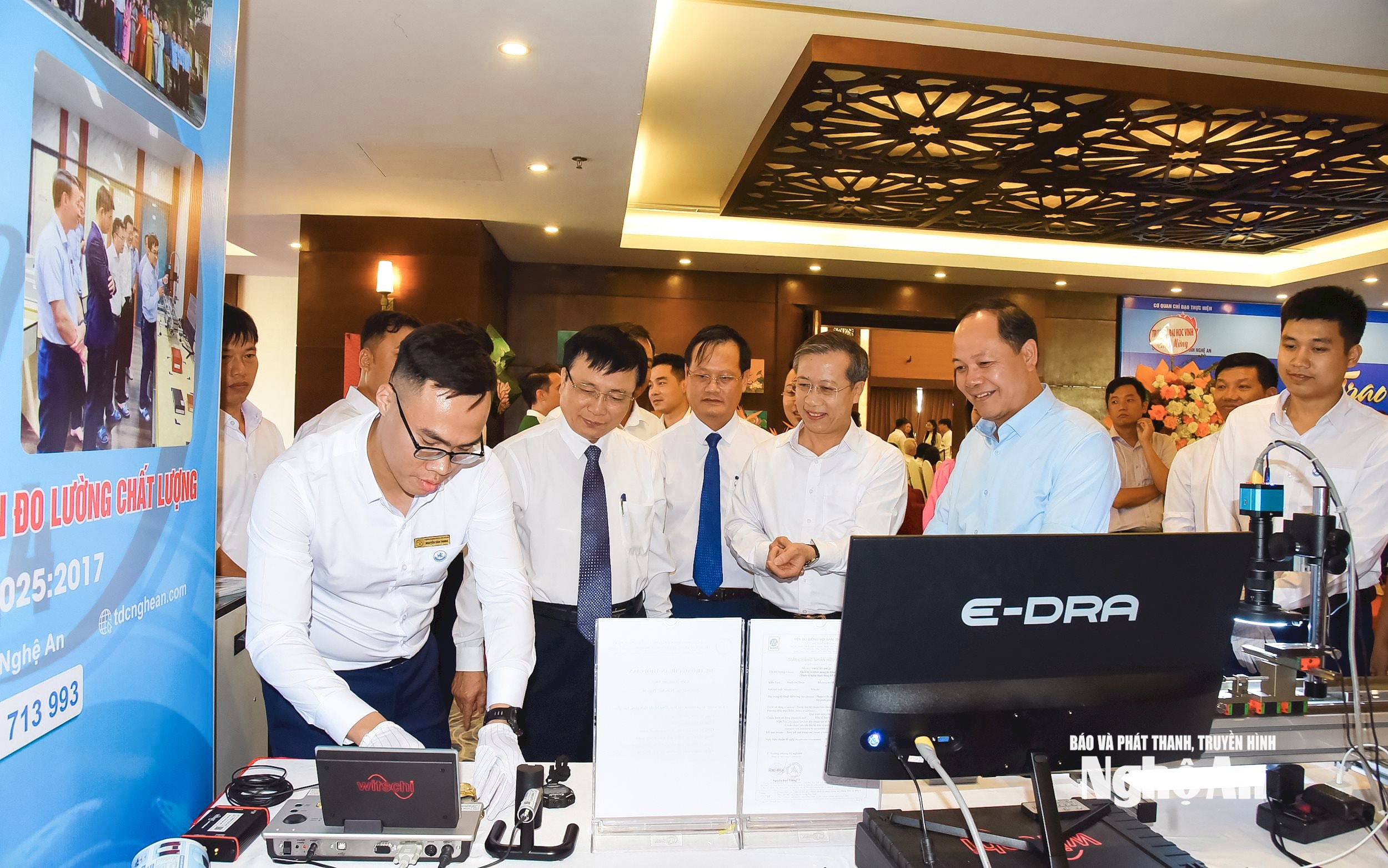 Các đại biểu tham quan các sản phẩm các sản phẩm nghiên cứu, ứng dụng khoa học và công nghệ tại Ngày hội khởi nghiệp đổi mới sáng tạo tỉnh Nghệ An năm 2024